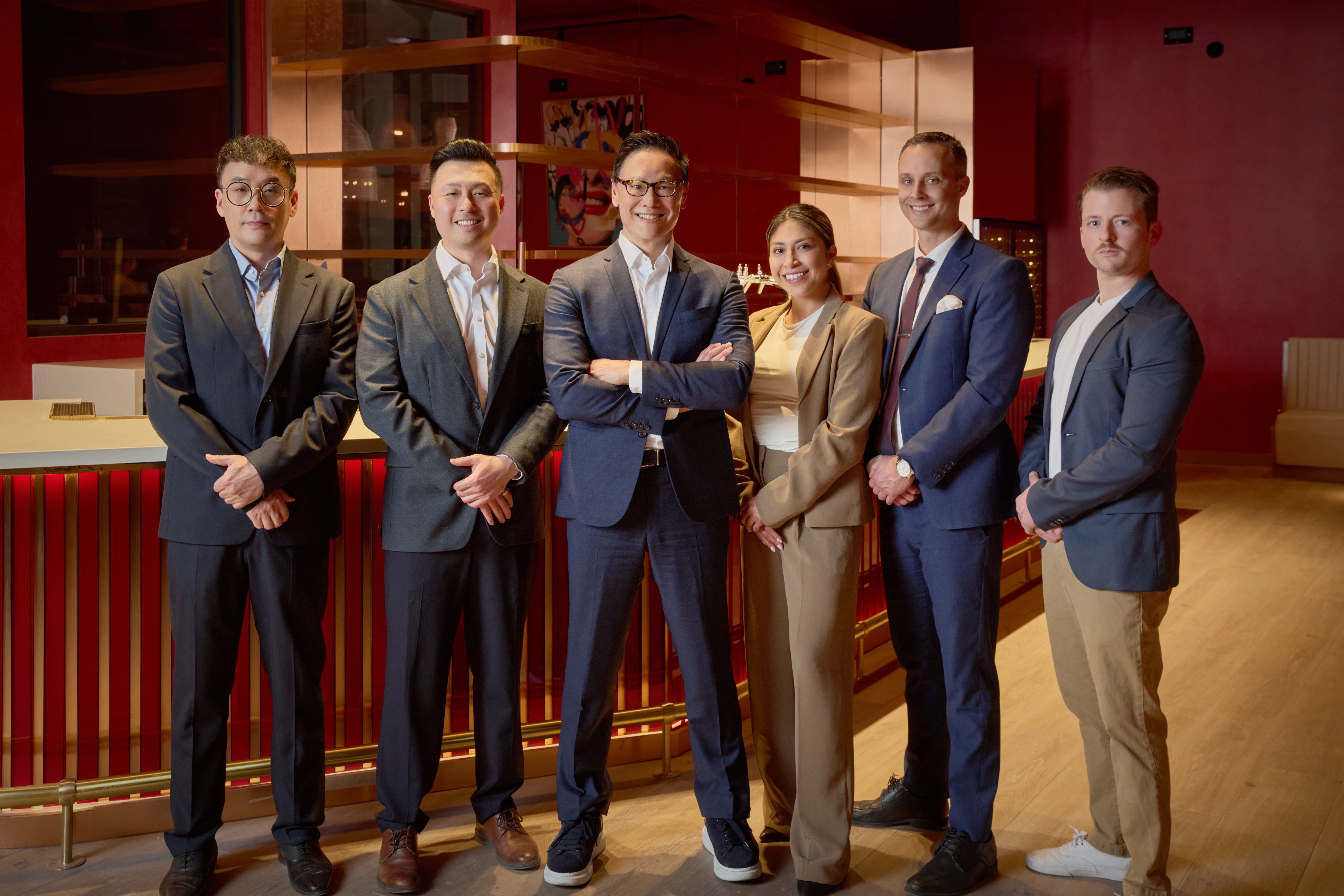 瓦城泰統集團董事長徐承義（中）親自率領中西團隊，開設美國首家「Very Thai by 瓦城」。（瓦城提供）
