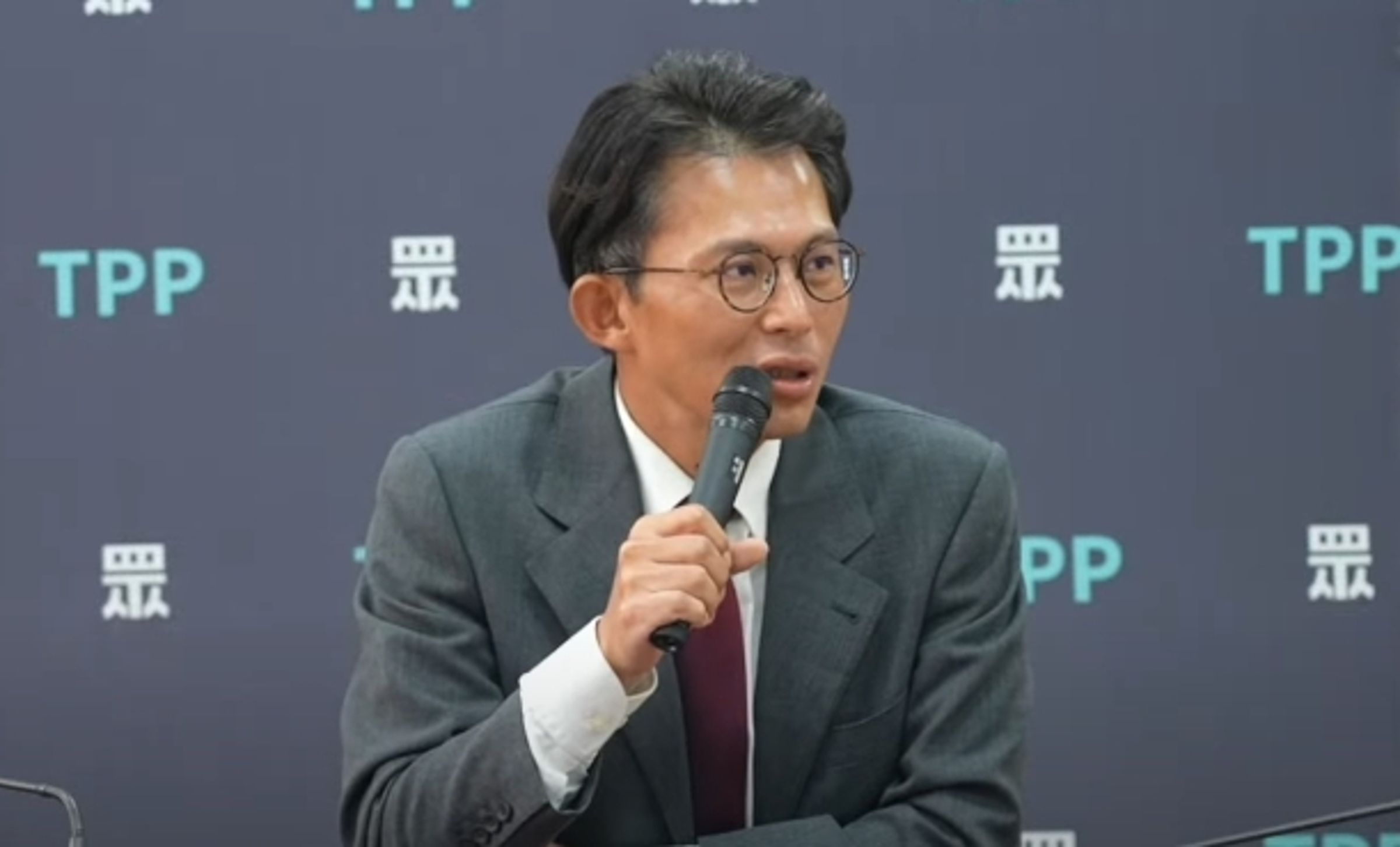 針對駭客一事,黃國昌親上火線回應。 (翻攝自民眾之聲YT)