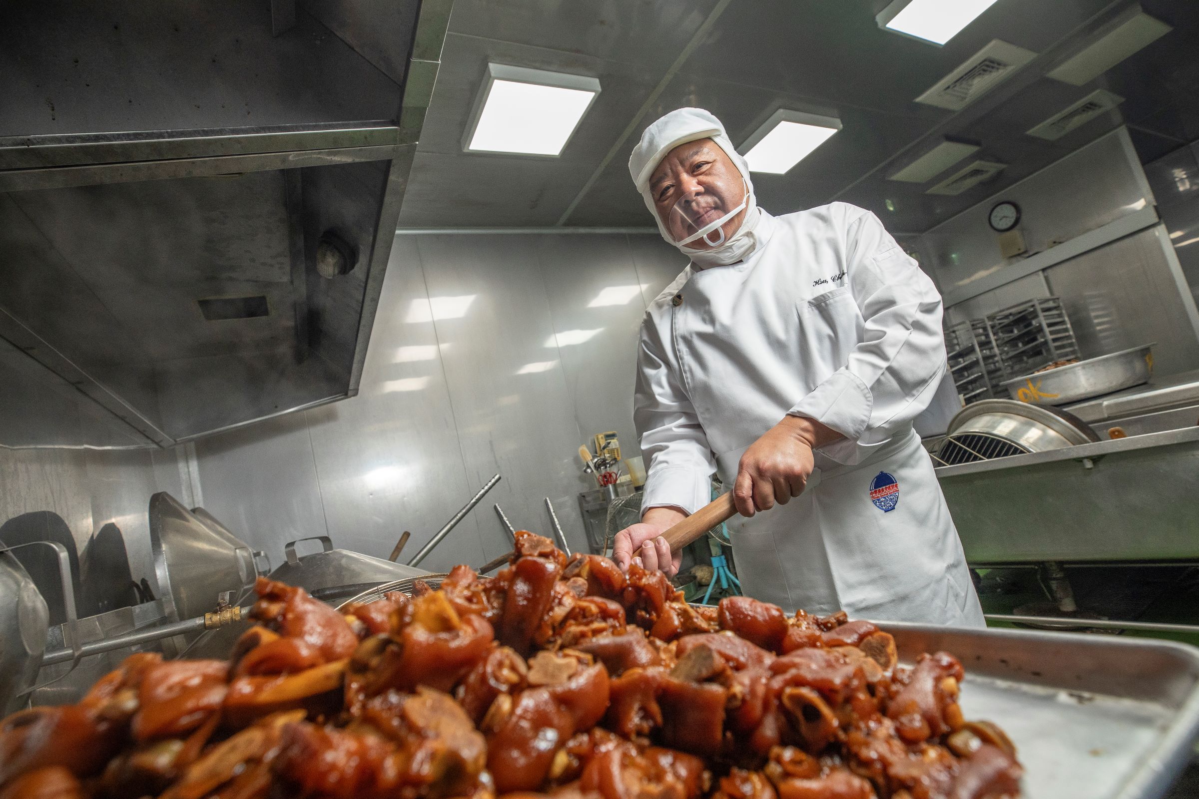 具有總鋪師底子的老闆許智偉表示，滷蹄花是台南西井村最具代表性的蜂蜜滷味，也是食材之中最先下鍋的滷品，蹄花先下鍋可釋放出膠質、骨髓於老滷汁裡，能讓後面滷的食材更入味。