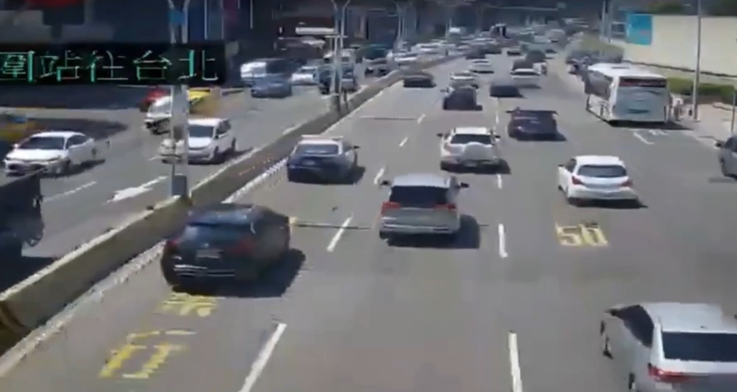 警車開道,丈夫開車尾隨。(警方提供)