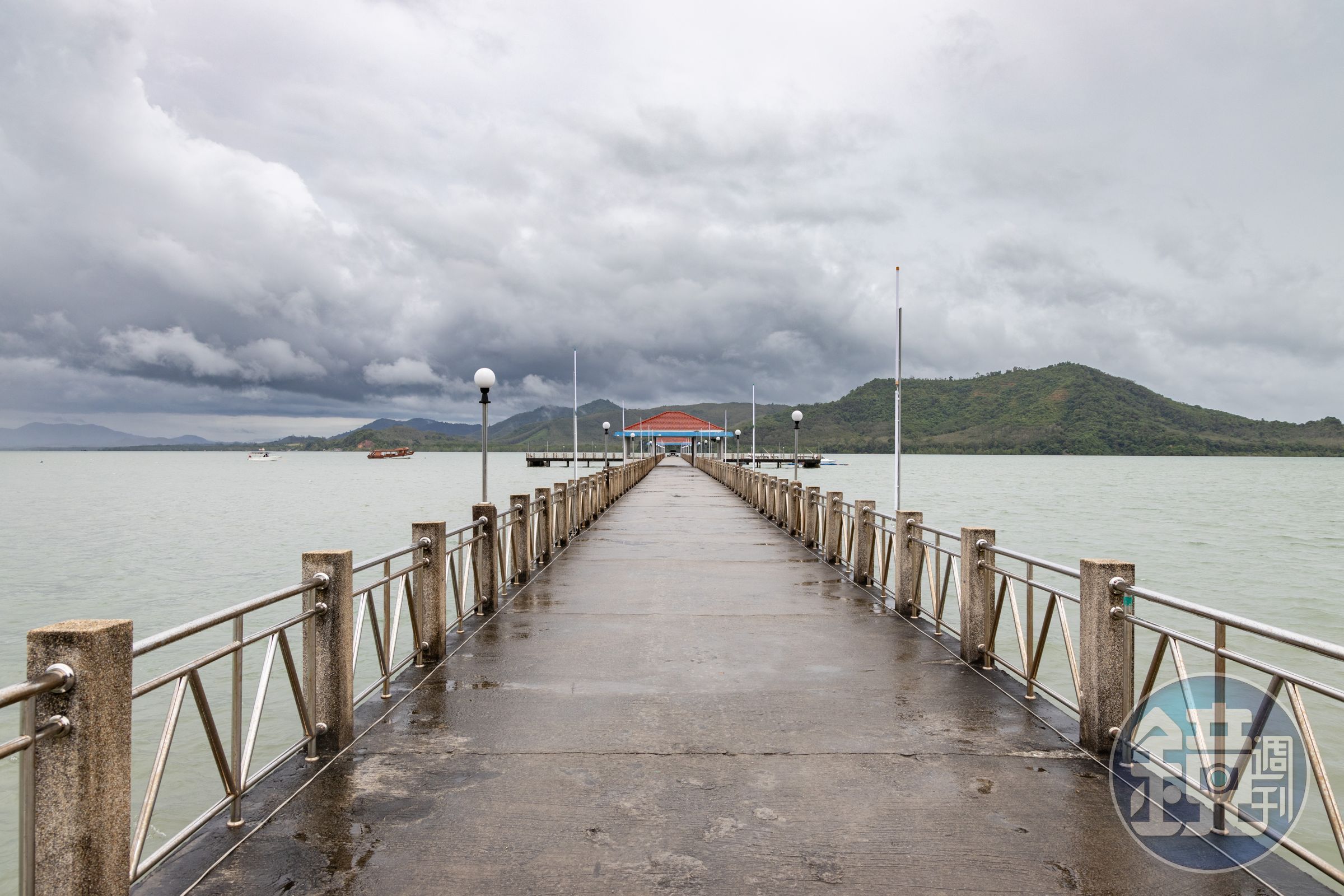 要到大長島必須在Laem Sai Pier碼頭搭船，船程約30分鐘可達島上。