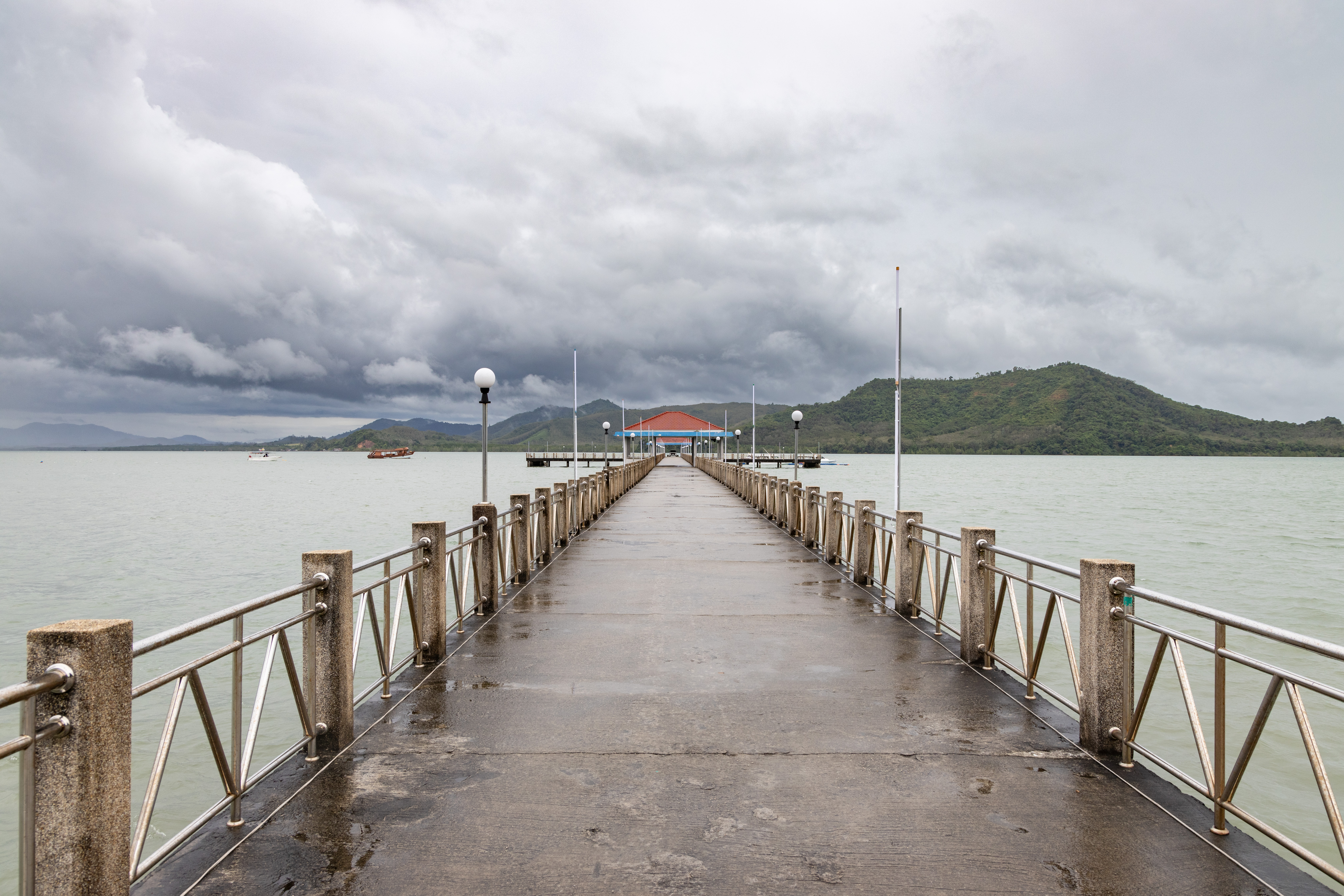 要到大長島必須在Laem Sai Pier碼頭搭船，船程約30分鐘可達島上。