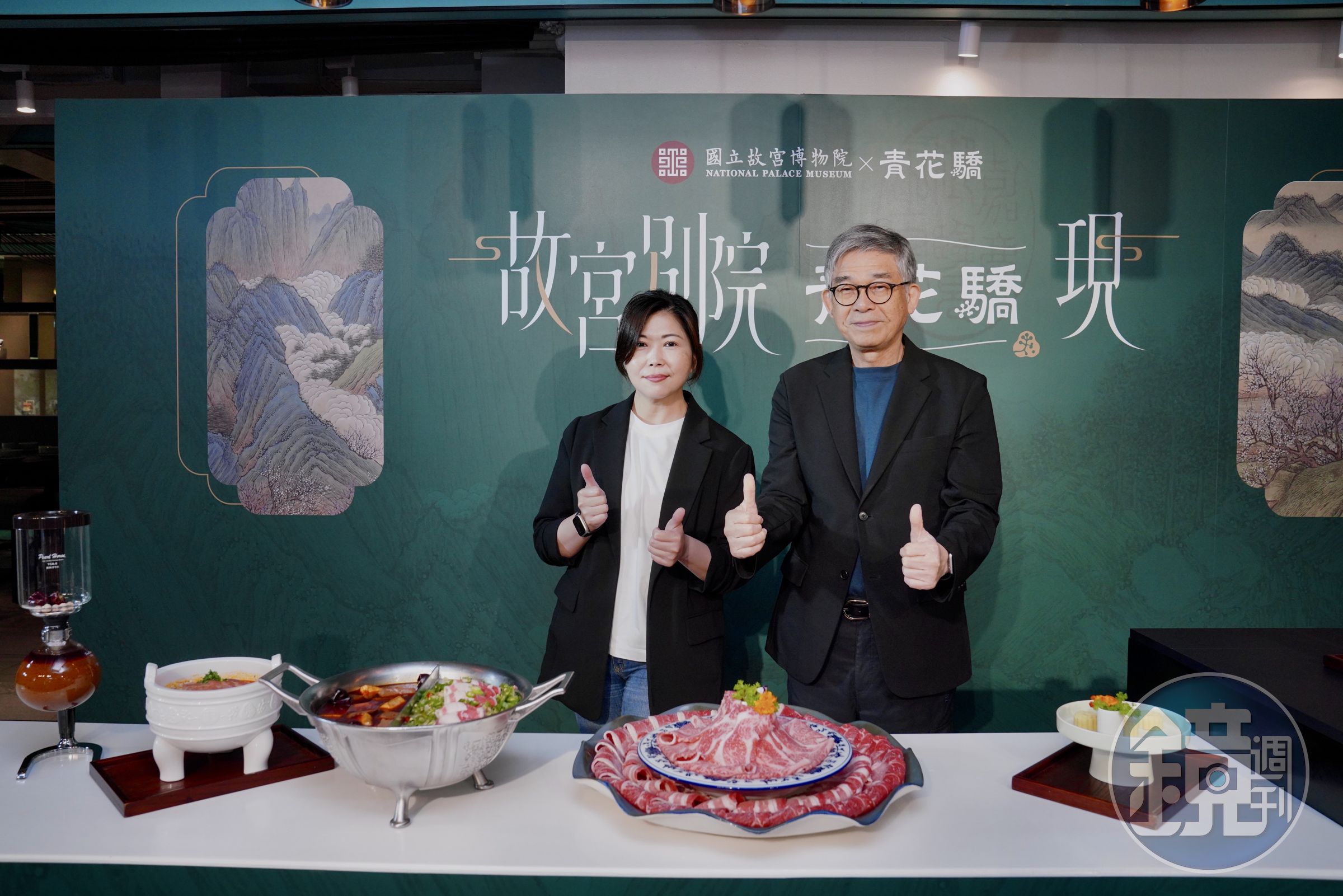 王品集團鍋物事業群總經理呂意真（左）與故宮副院長黃永泰（右）。