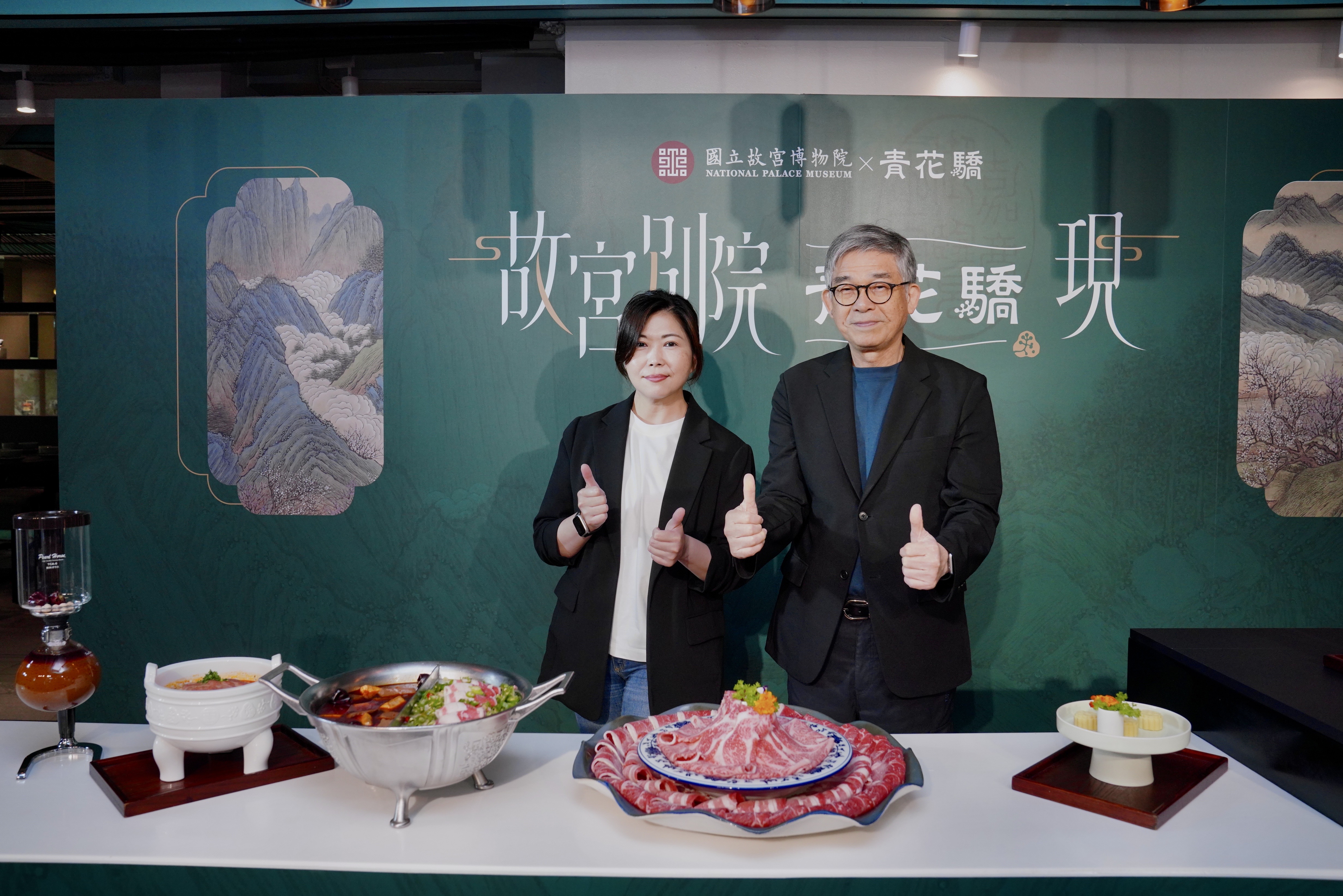 王品集團鍋物事業群總經理呂意真（左）與故宮副院長黃永泰（右）。