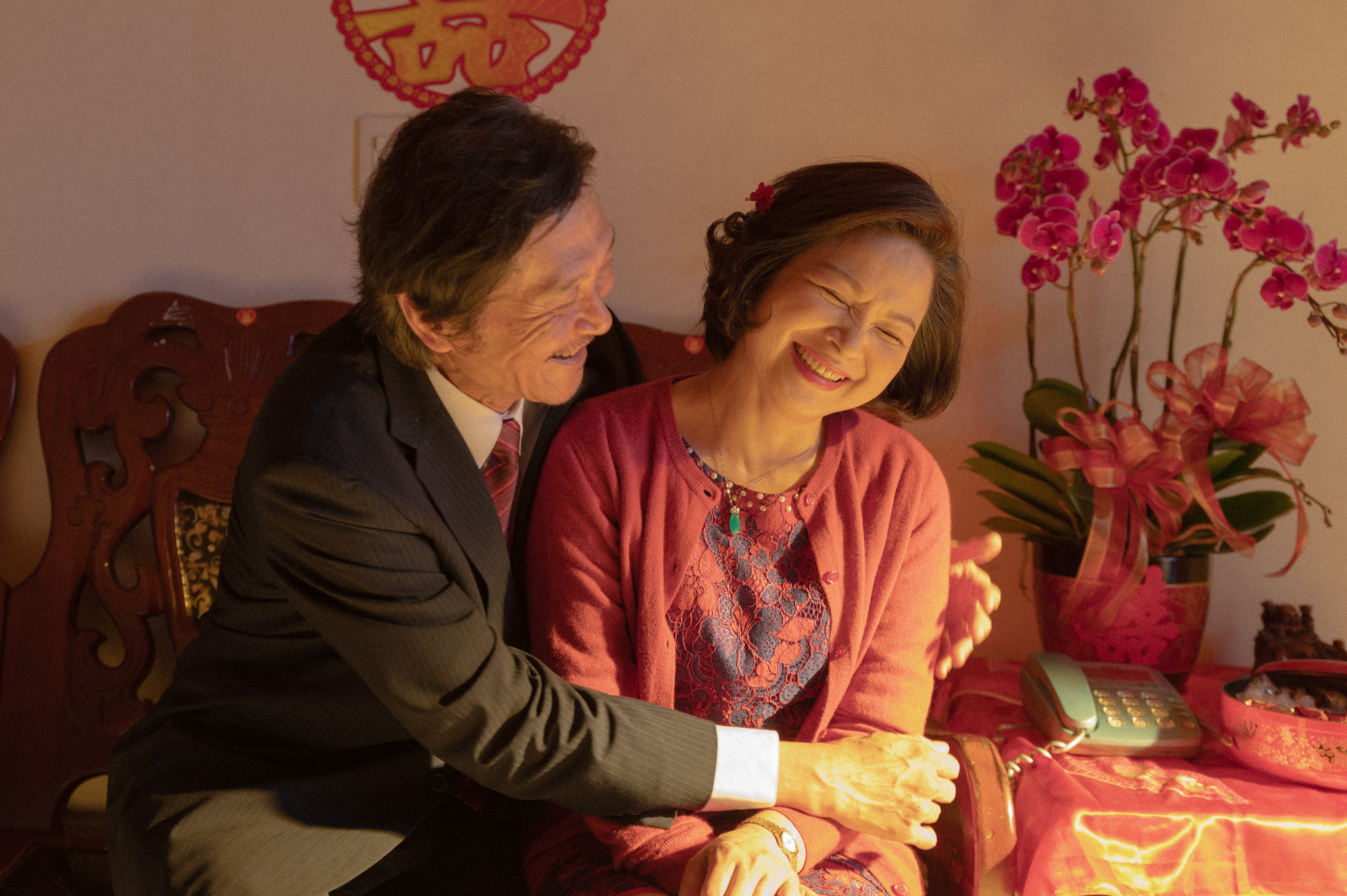 片中喜翔沉默寡言，因兒子結婚而難得表露情緒，對妻子露出開心的笑容。（今日影像提供）