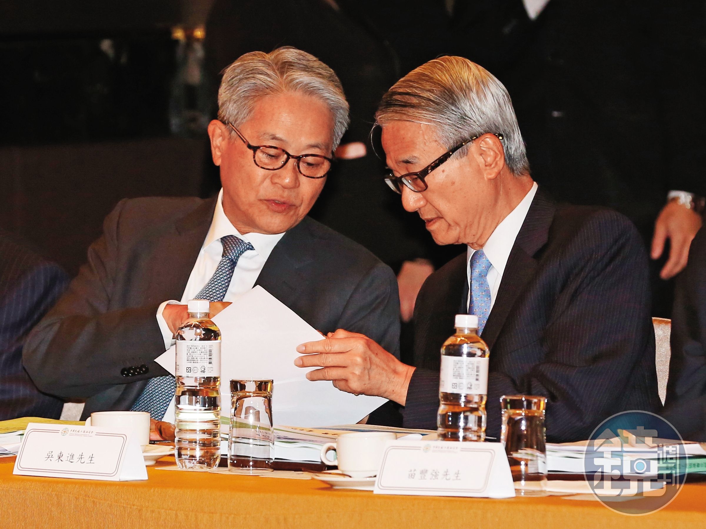 面對新壽財務大洞,新光金大股東吳東進(右)、吳東亮(左)兄弟各有算盤。