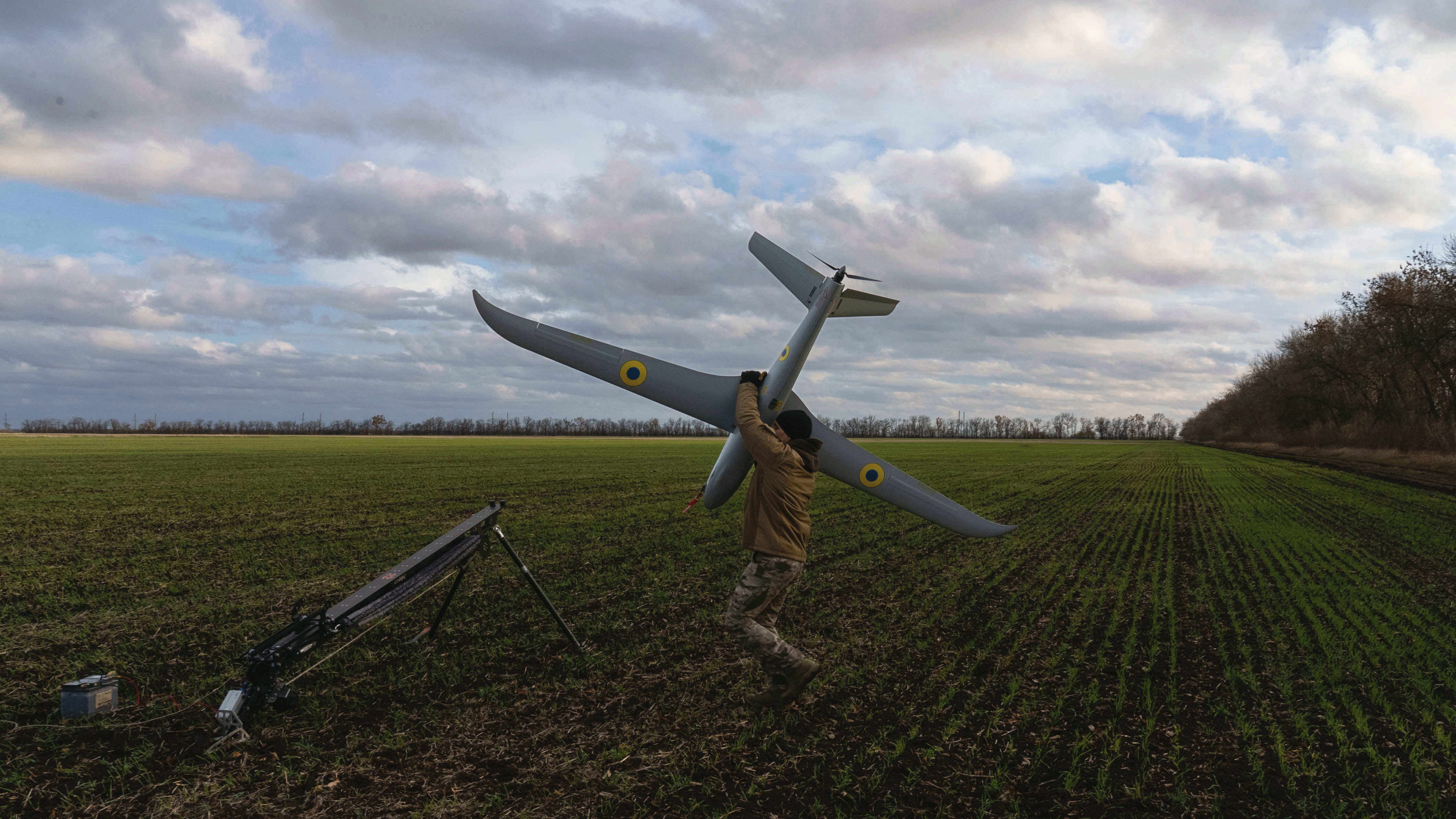 一名烏克蘭軍人準備發射「鯊魚-M」無人機。這款先進的無人機對於提升海馬斯多管火箭系統（HIMARS）的攻擊準確度，及深度偵查以辨識敵方陣地，都發揮關鍵作用。