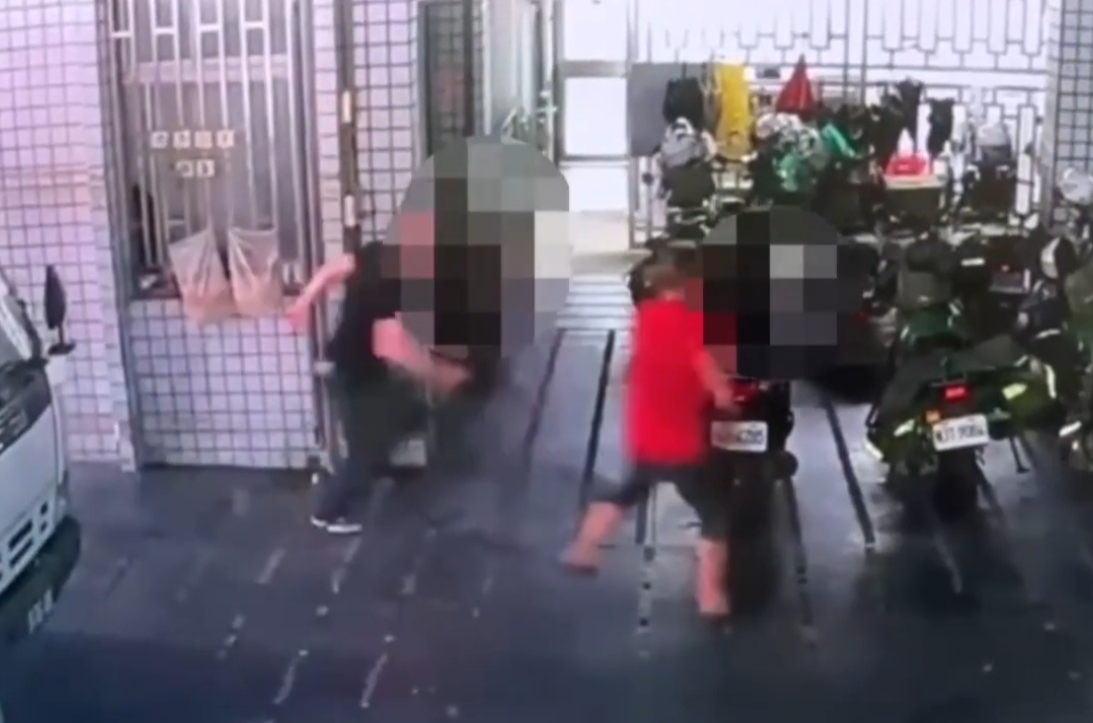 劉男4日下午4點多持刀衝入竹南郵局，楊姓司機遭砍重傷身亡。（翻攝畫面）