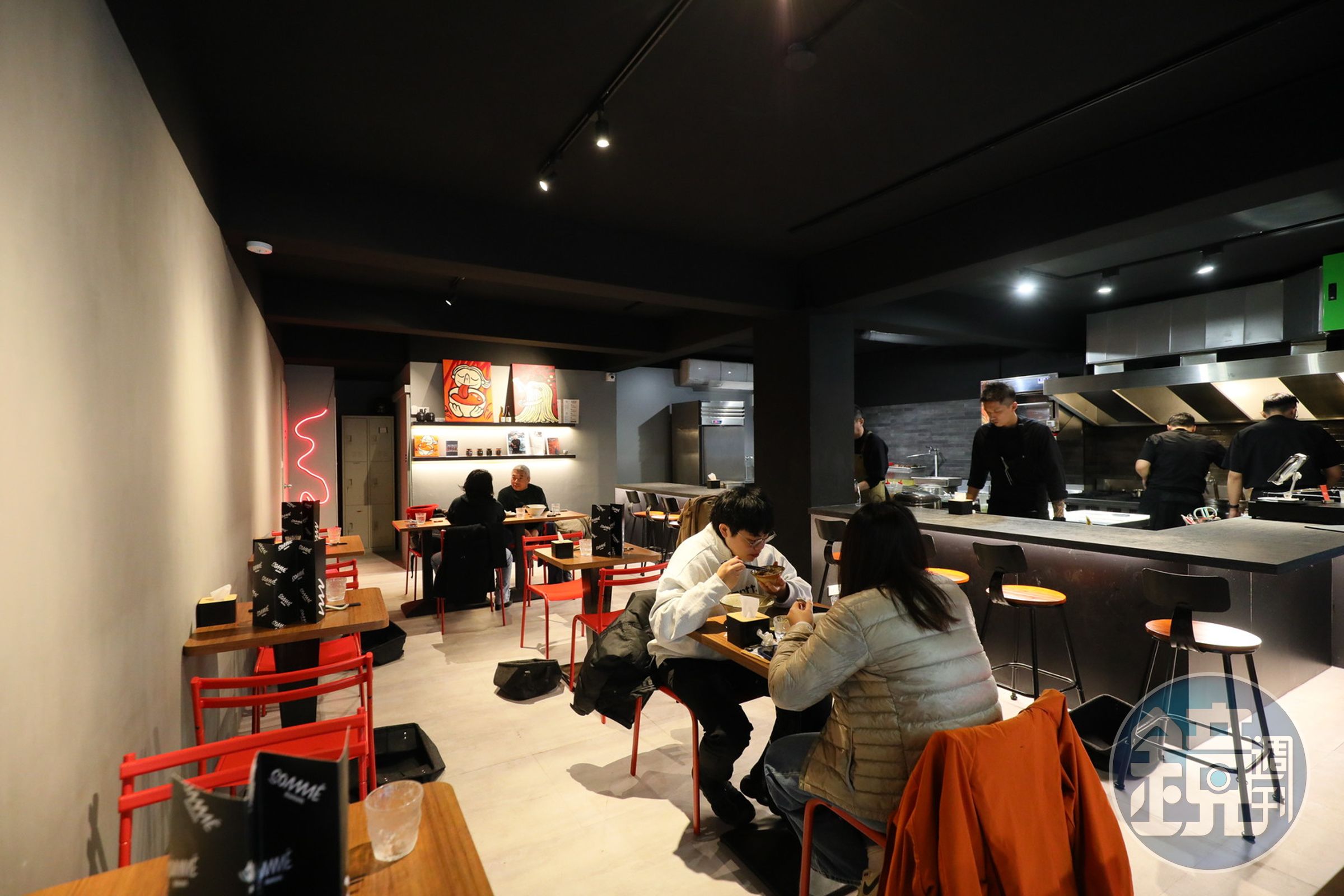「SOMMÉ Ramen」設計開放式廚房，讓客人對主廚的料理過程一覽無遺，也希望呈現出細膩「作工」給客人知道。                                     