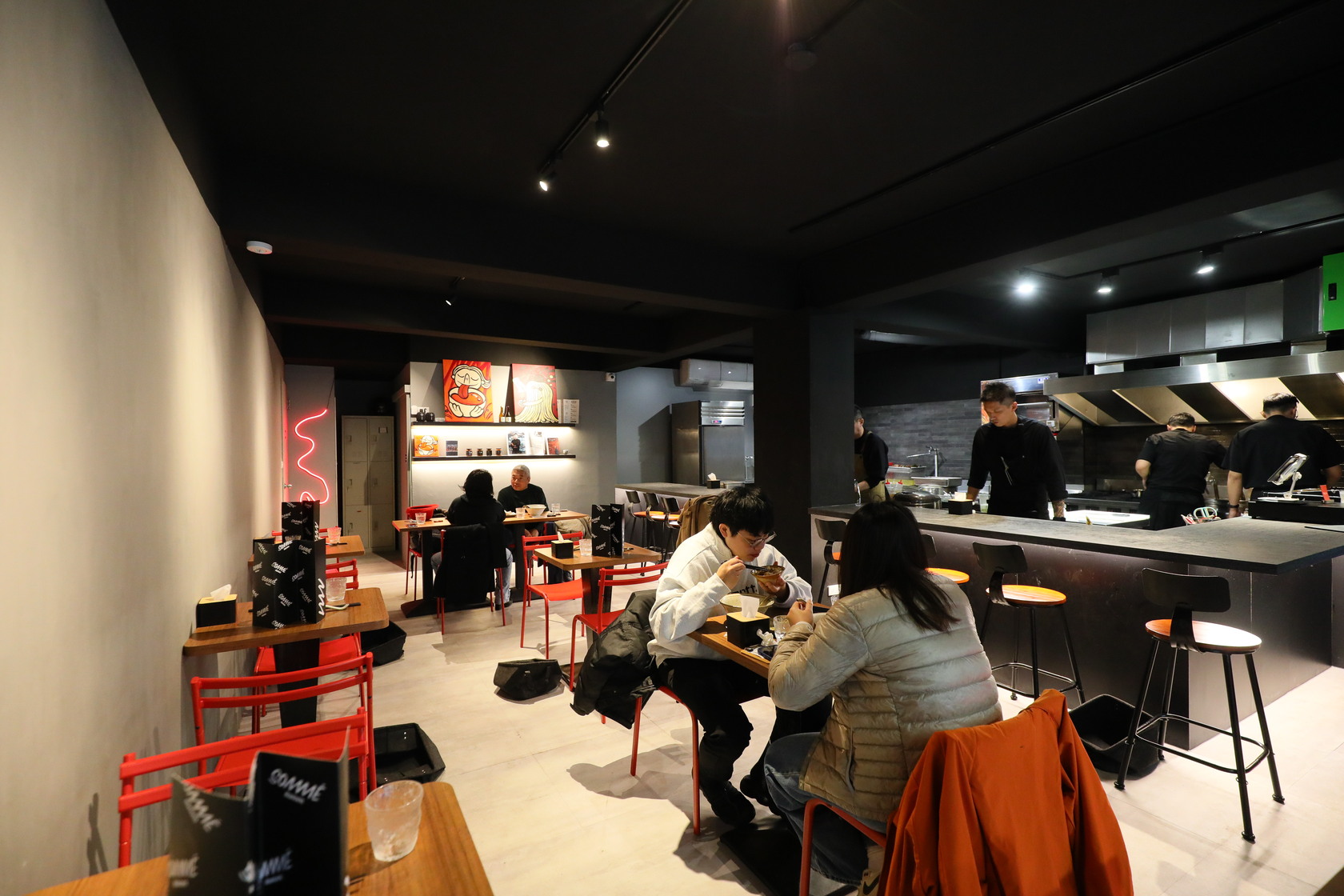 「SOMMÉ Ramen」設計開放式廚房，讓客人對主廚的料理過程一覽無遺，也希望呈現出細膩「作工」給客人知道。                                     