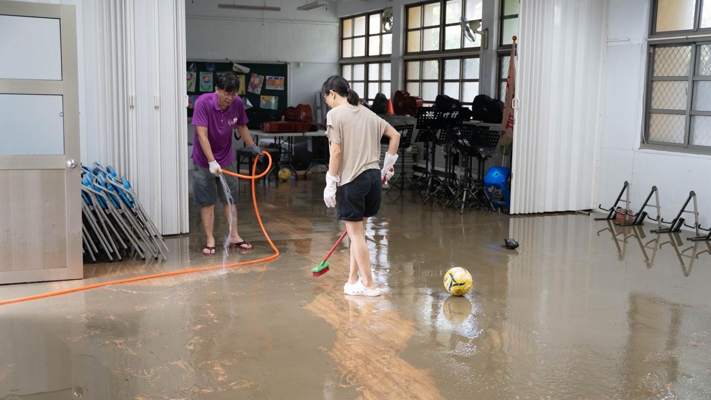 連日豪雨使中南部地區災情不斷，週末降雨預計將更明顯，嘉義縣、高雄市、屏東縣陸續宣布週六部分區域停班停課。（翻攝自翁章梁 Weng Chang-Liang臉書）