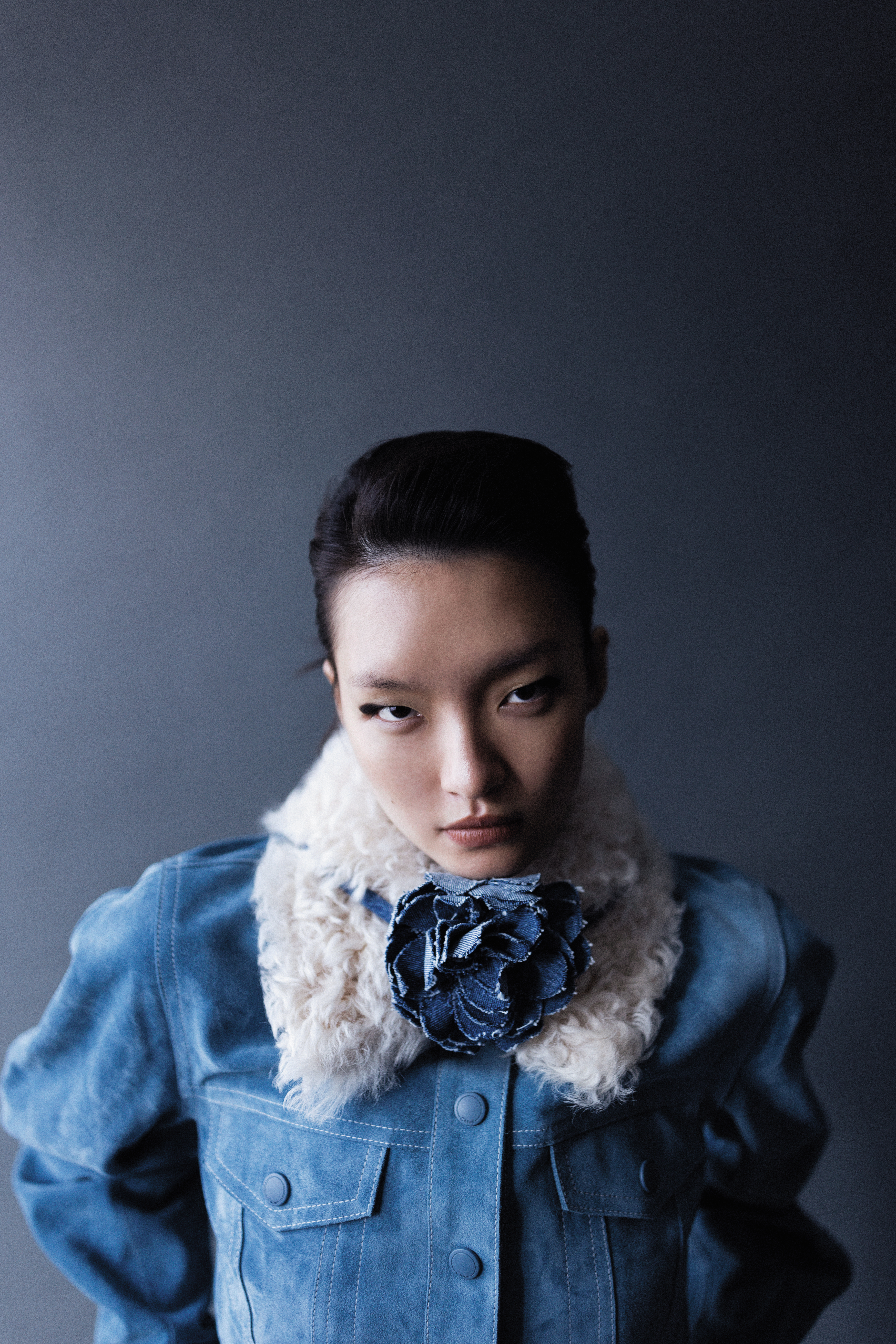 藍色麂皮夾克 價格店洽 by Chloé；丹寧布料頸飾 NT$490 by Zara。