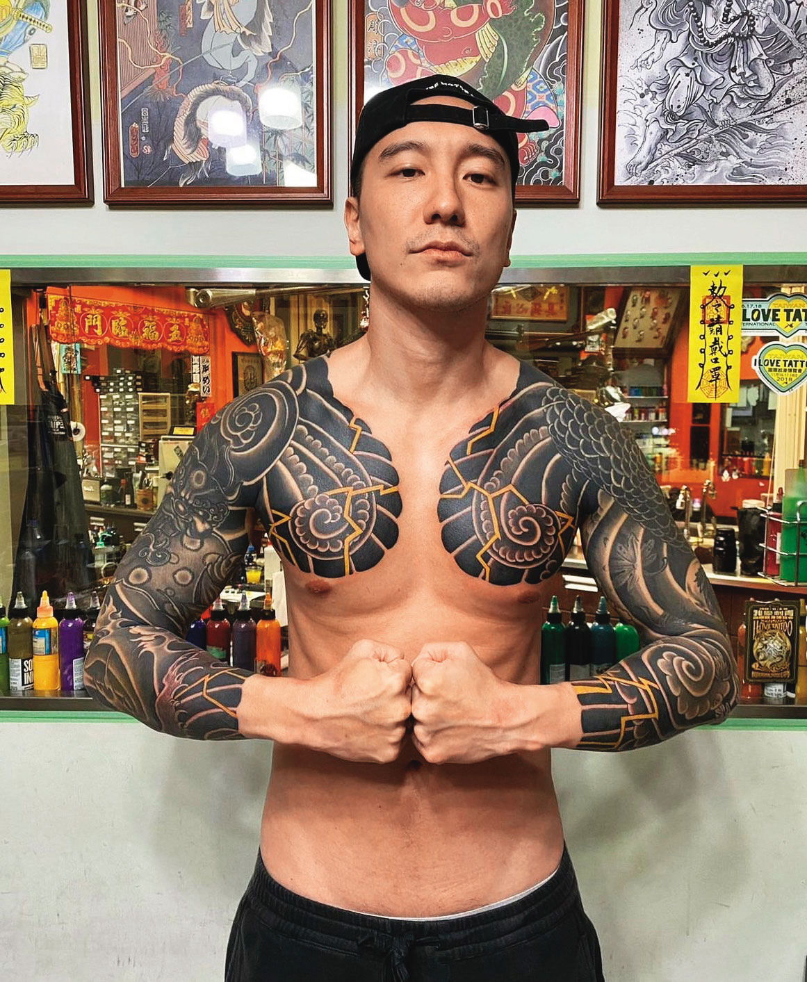 藝人王陽明展示雙胛9分袖刺青。他未出道時就找富哥刺青，除了雙胛，全背到大腿的刺青也出於富哥之手。（翻攝自彫富IG）