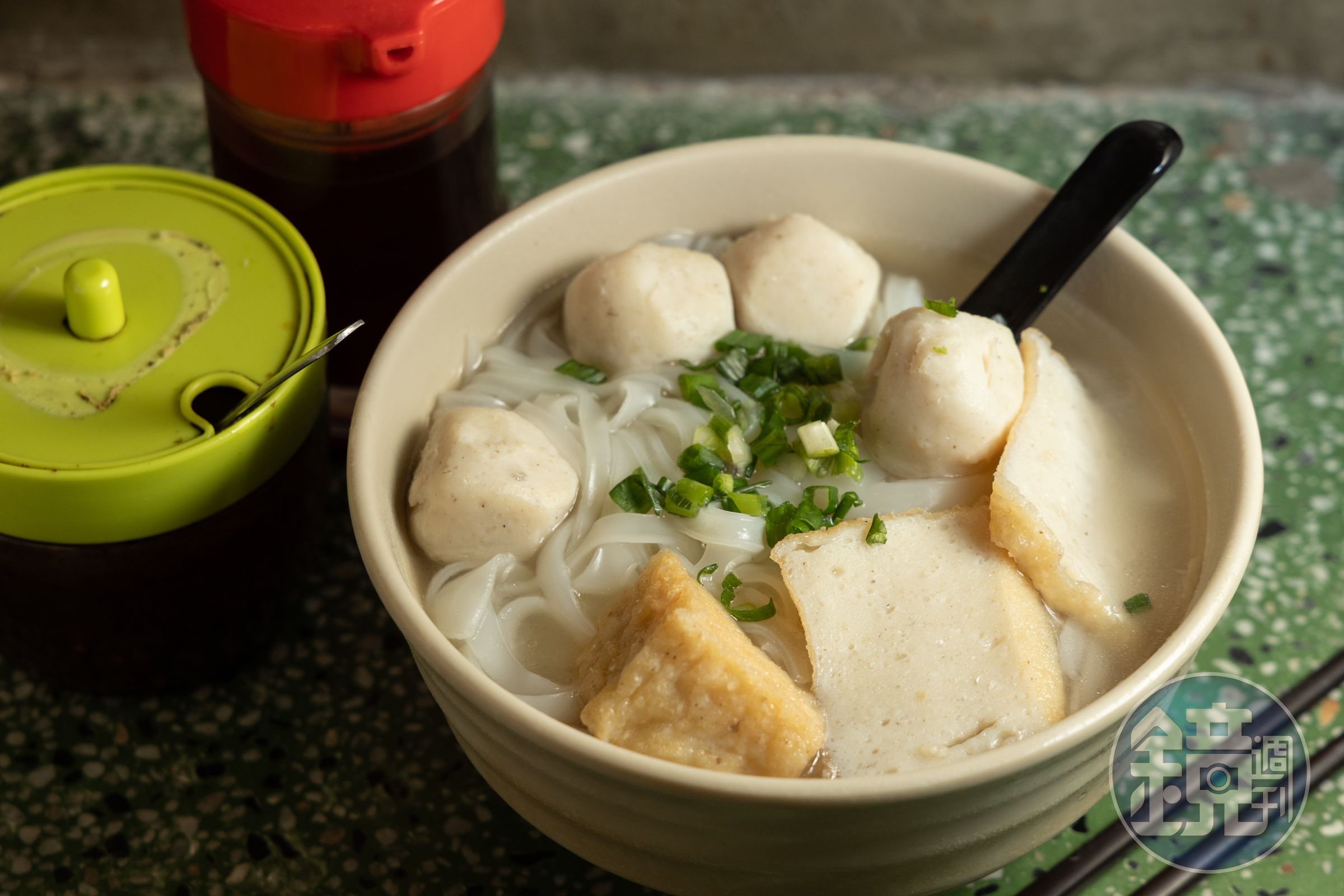 「安利魚蛋粉麵」從路邊大牌檔打響名號，堅持魚蛋不加粉，已飄香近60年。