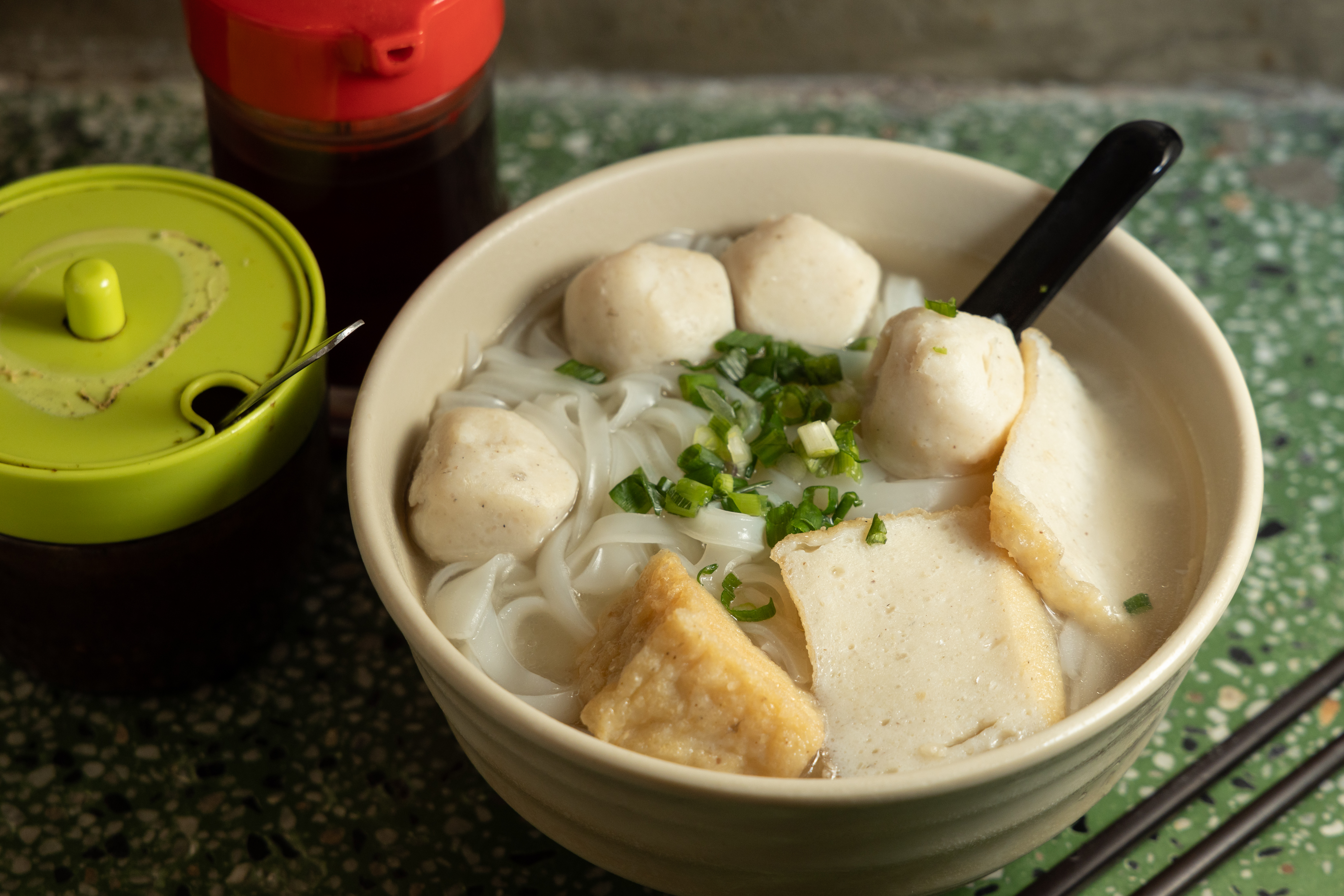 「安利魚蛋粉麵」從路邊大牌檔打響名號，堅持魚蛋不加粉，已飄香近60年。