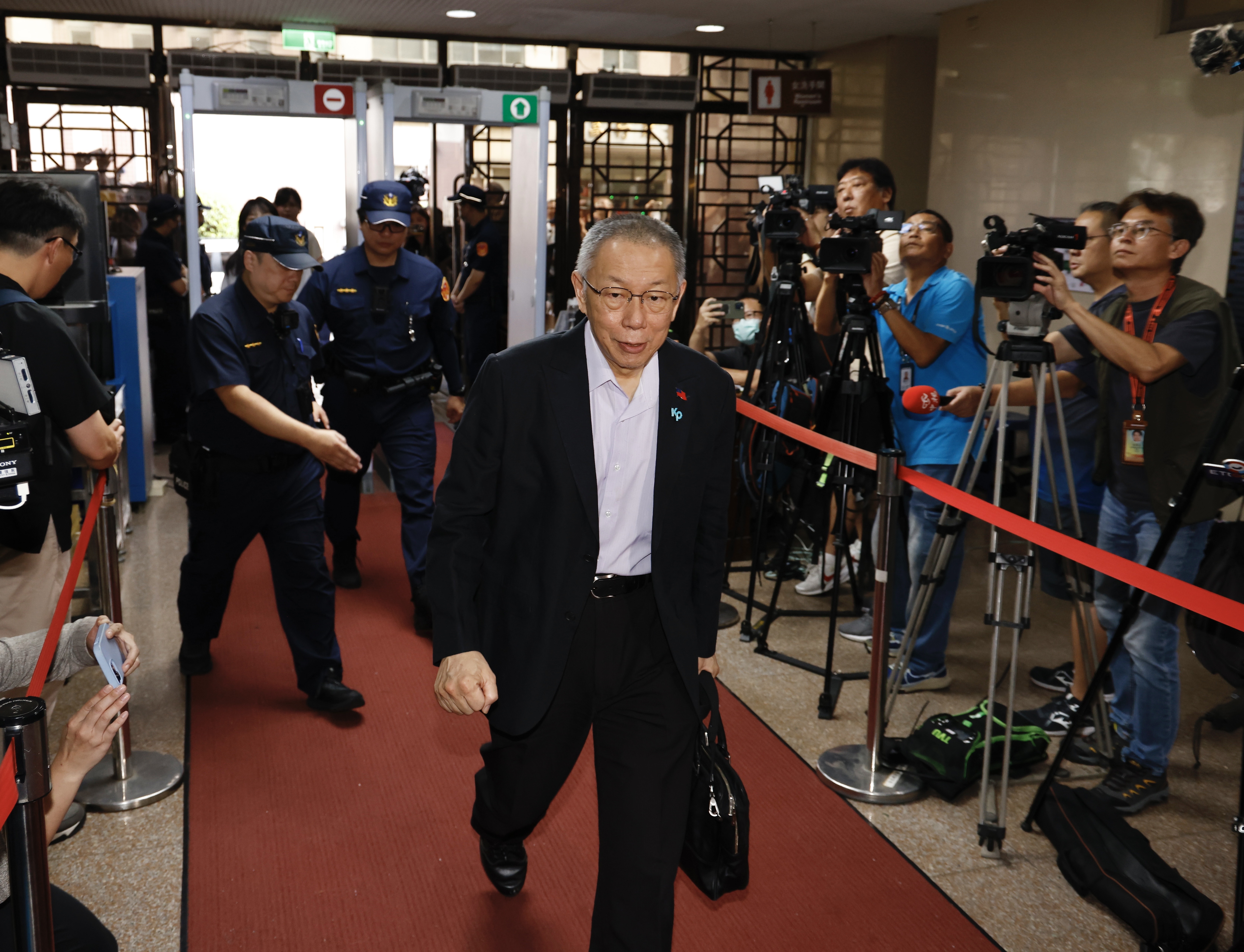 柯文哲交保遭高院撤銷，台北地院將開庭決定是否羈押柯文哲。