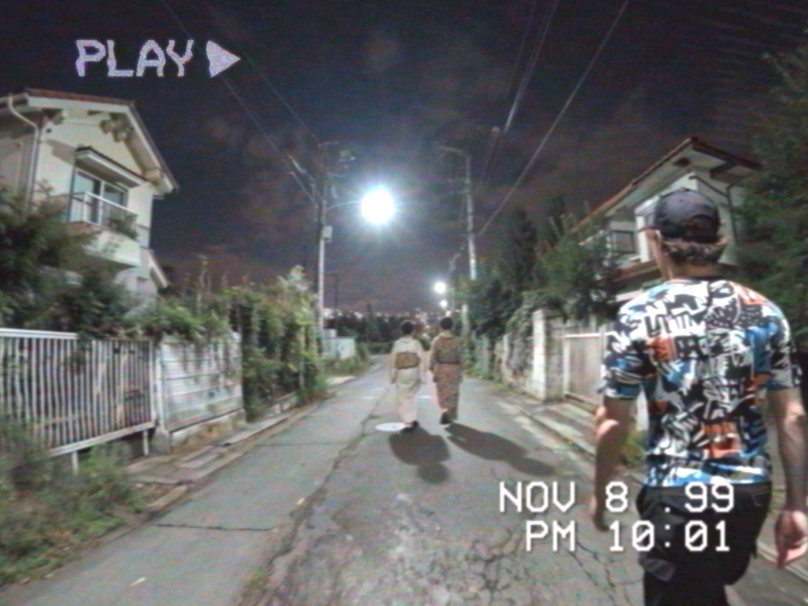 美國屁孩在日本火車上拿行李打鬧，挑戰禁忌，踏進神社之門後卻誤闖陰陽界副本。(發起日影視提供)