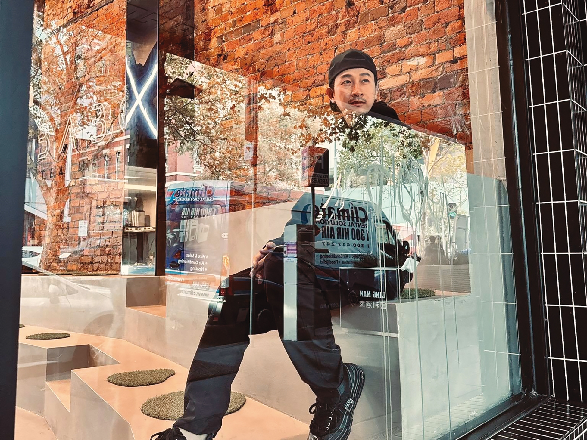 Darren邱凱偉去年為澳洲珍珠奶茶店操刀視覺設計。(翻攝自邱凱偉臉書)