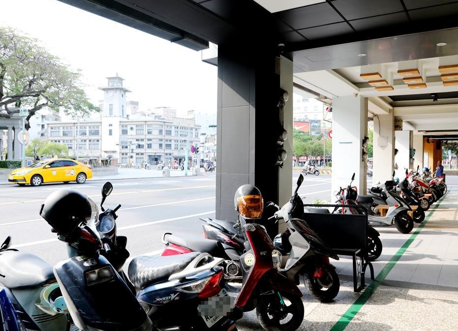 高雄一名男子將機車停在騎樓遭開罰600元，他不服打行政訴訟，直到二審法官認定，禁停告示牌不符規定，才判勝訴，撤銷原處分，圖為示意圖。（翻攝畫面）