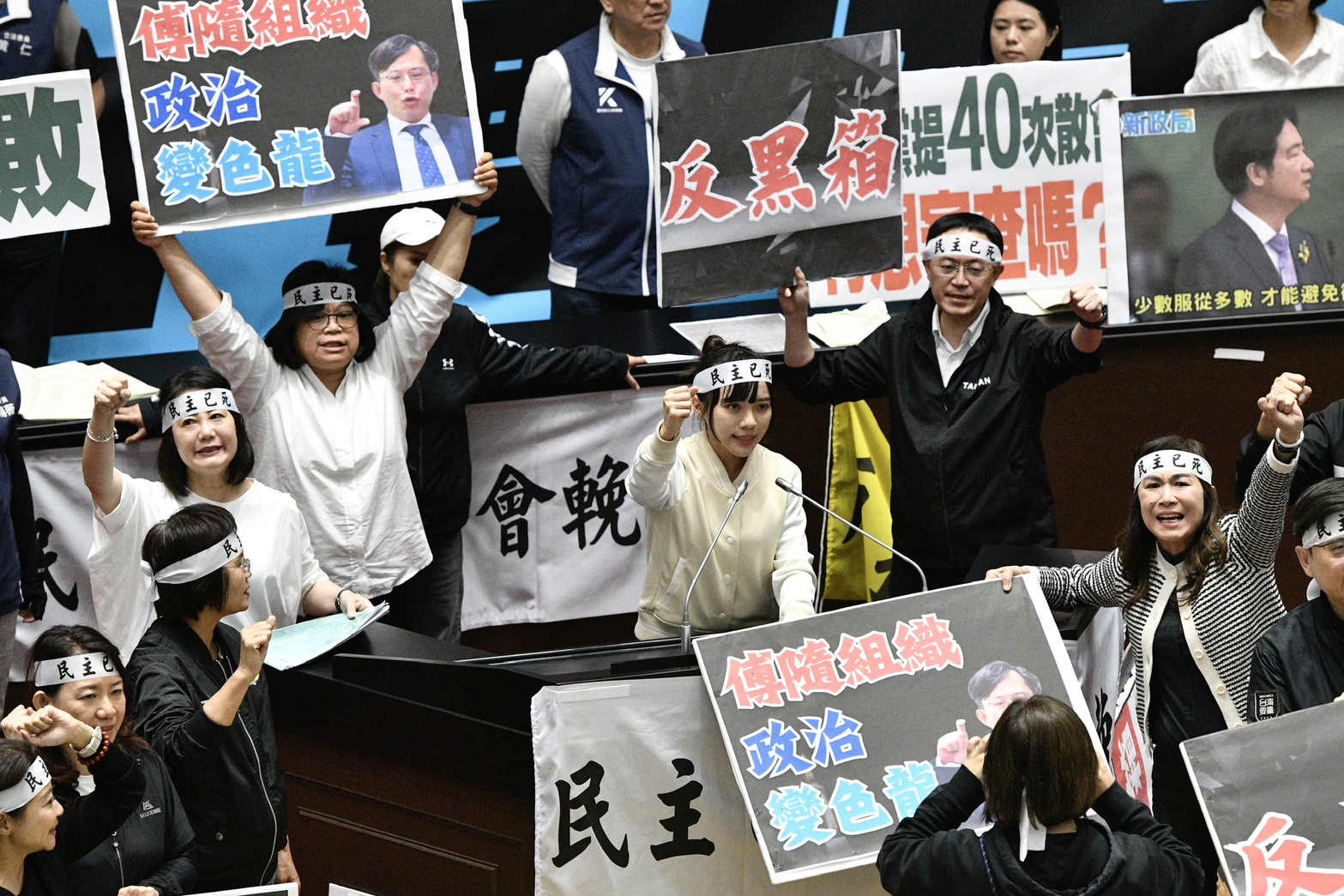 下午的會議，民進黨團4度提出散會動議均遭國民黨團、民眾黨團否決。