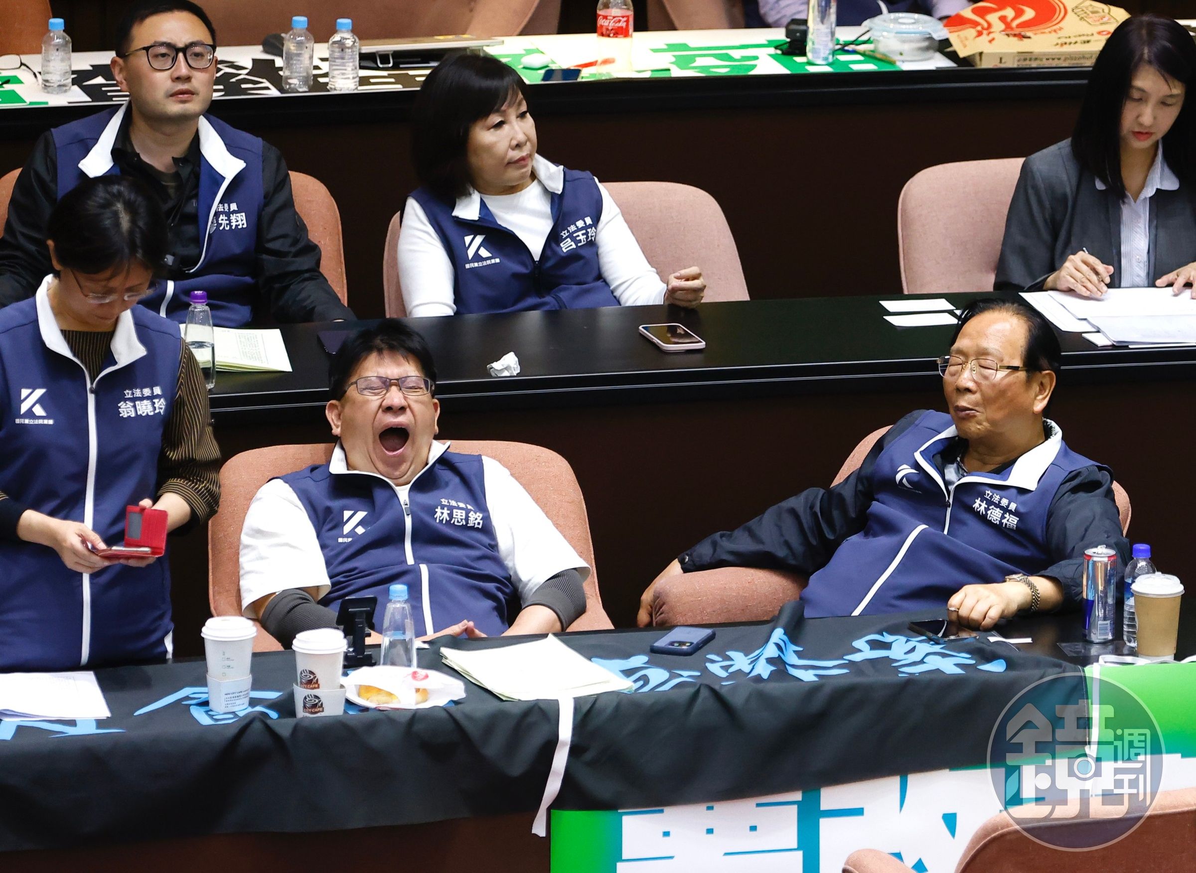 由於一早就開始攻防,藍委林思銘(左)、林德福(右)累到打瞌睡。