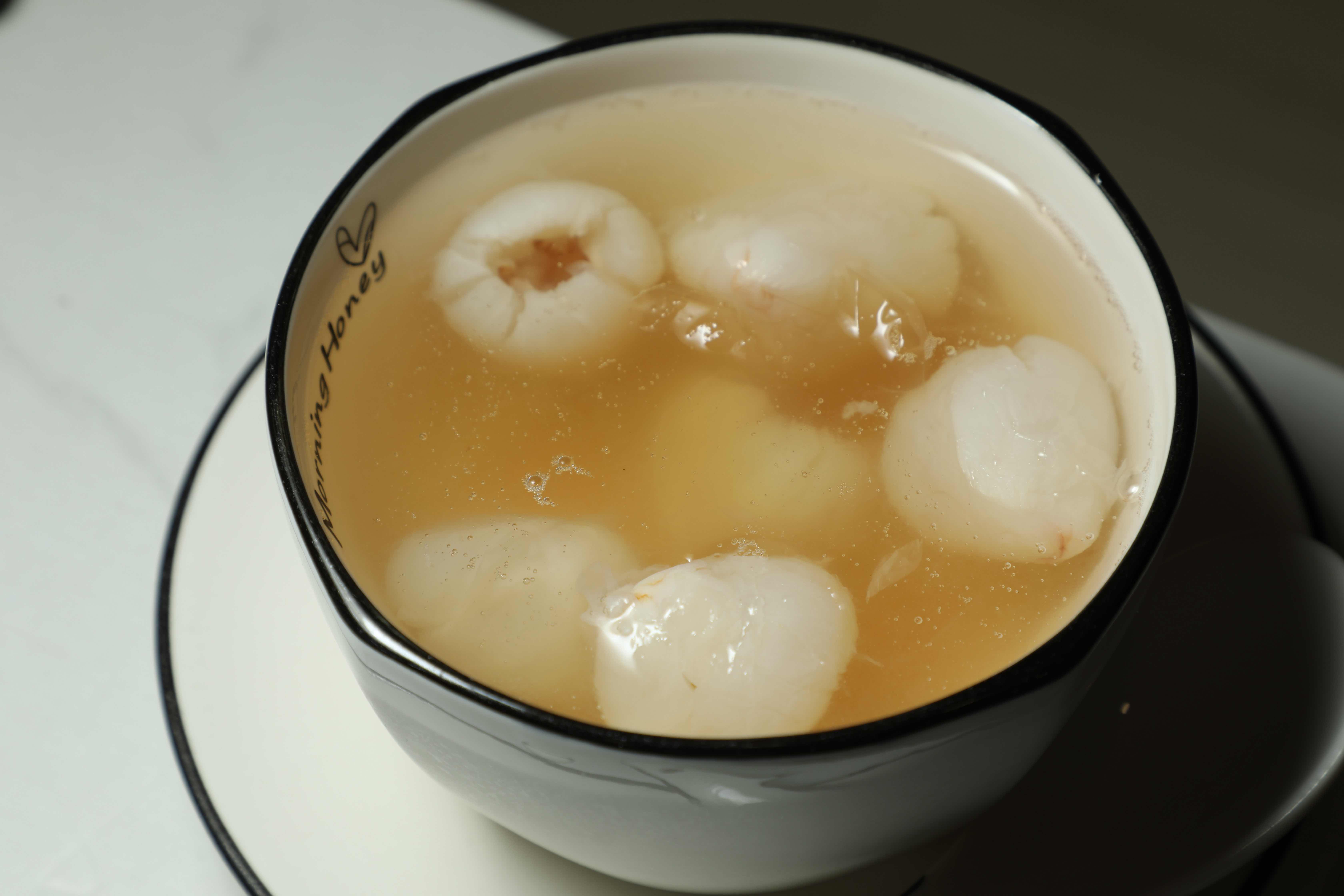 每年夏季供應的「新鮮荔枝雪燕愛玉露」，有種別於人工香精的清甜味，吃得到整顆新鮮荔枝。（港幣50元／份，約NT$200）