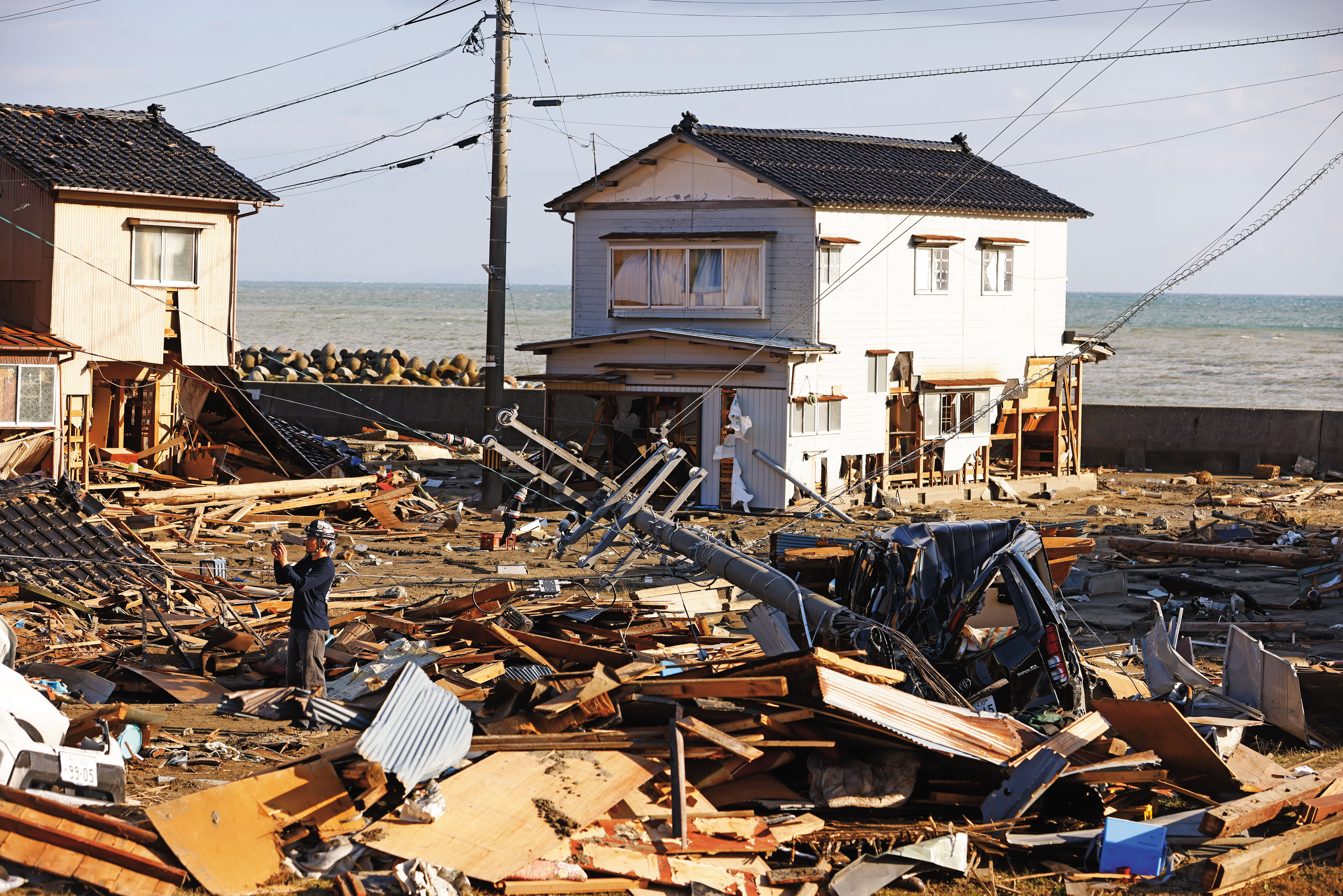 珠洲市災情慘重，房屋被地震及海嘯侵襲，幾乎全毀。