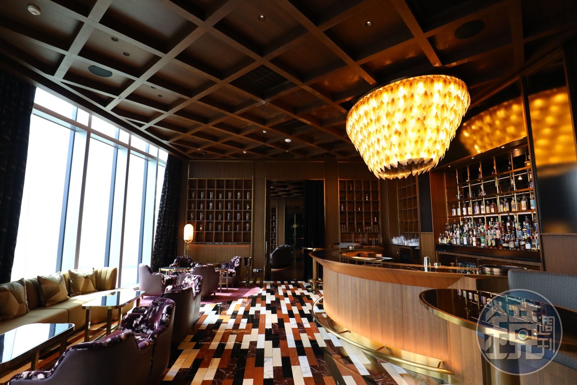 空中酒吧「BLIND TIGER」連接著中餐廳「嬅」,其中茶酒系列調酒風味絕佳,非常值得一試。