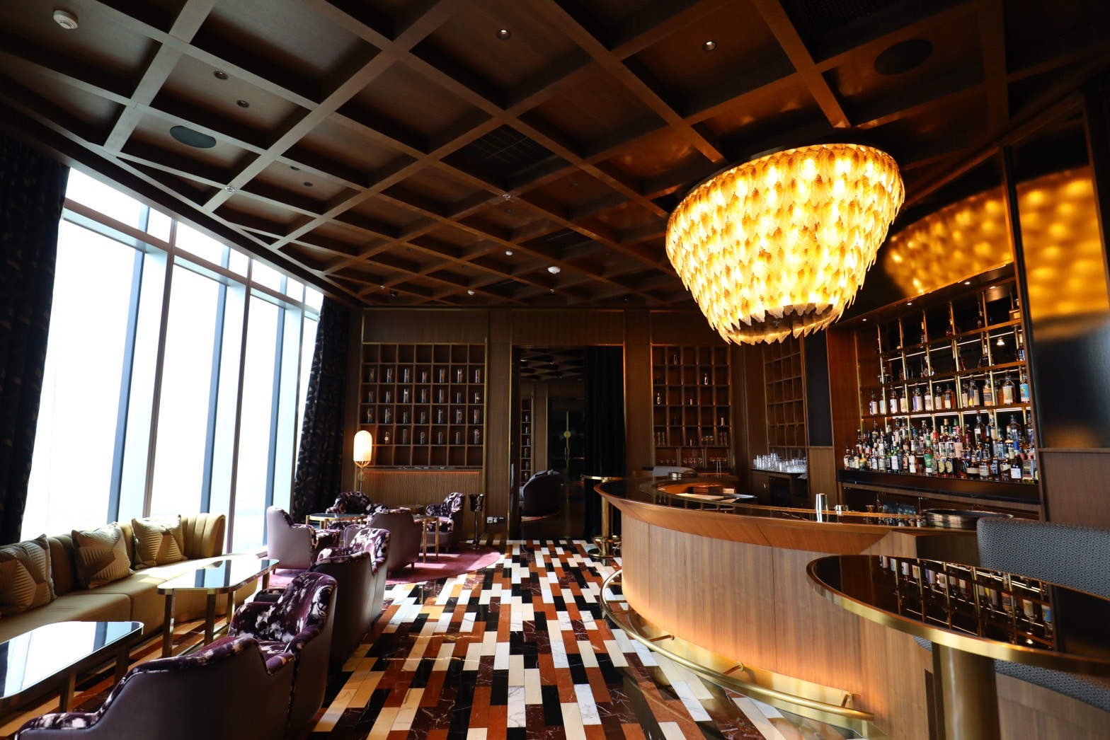 空中酒吧「BLIND TIGER」連接著中餐廳「嬅」，其中茶酒系列調酒風味絕佳，非常值得一試。