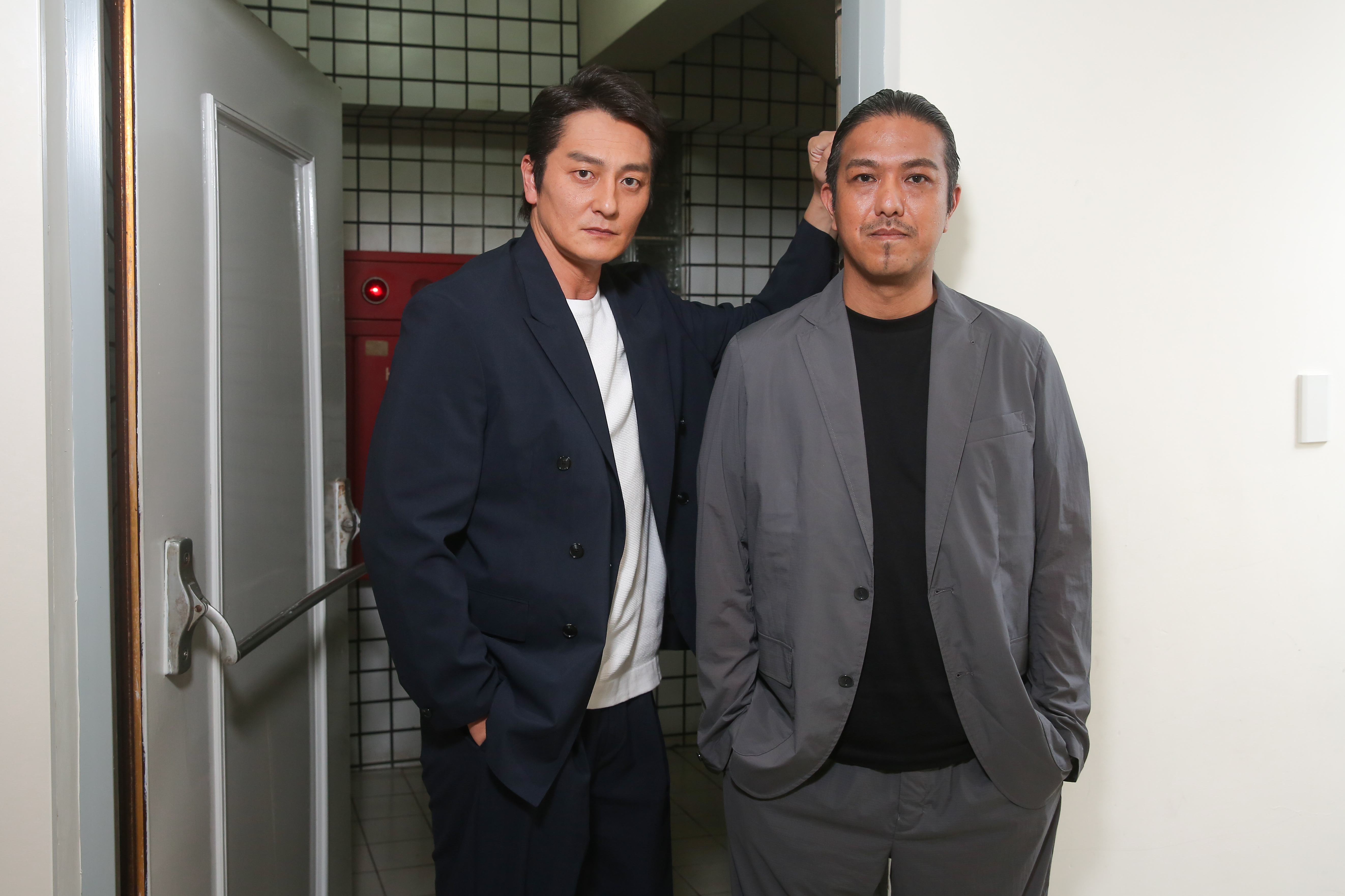 本宮泰風（左）與鈴木祐介去年先訪台勘景兩次，夏天帶著《日本統一》團隊來取景拍攝，對台灣各單位的高配合度印象深刻。