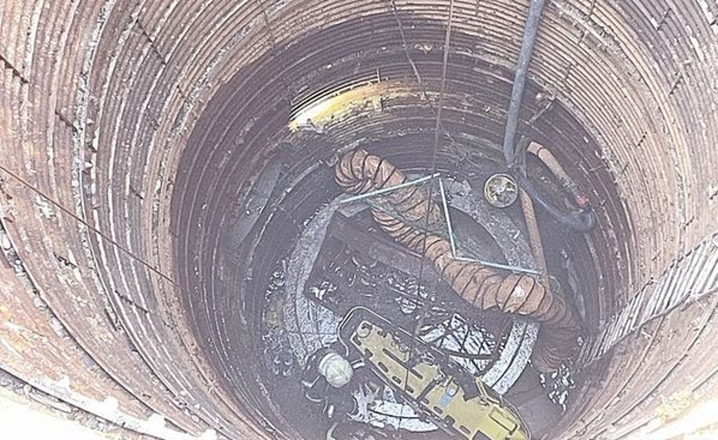 陳俞安墜落14公尺深的下水道工作井身亡 。（翻攝畫面）