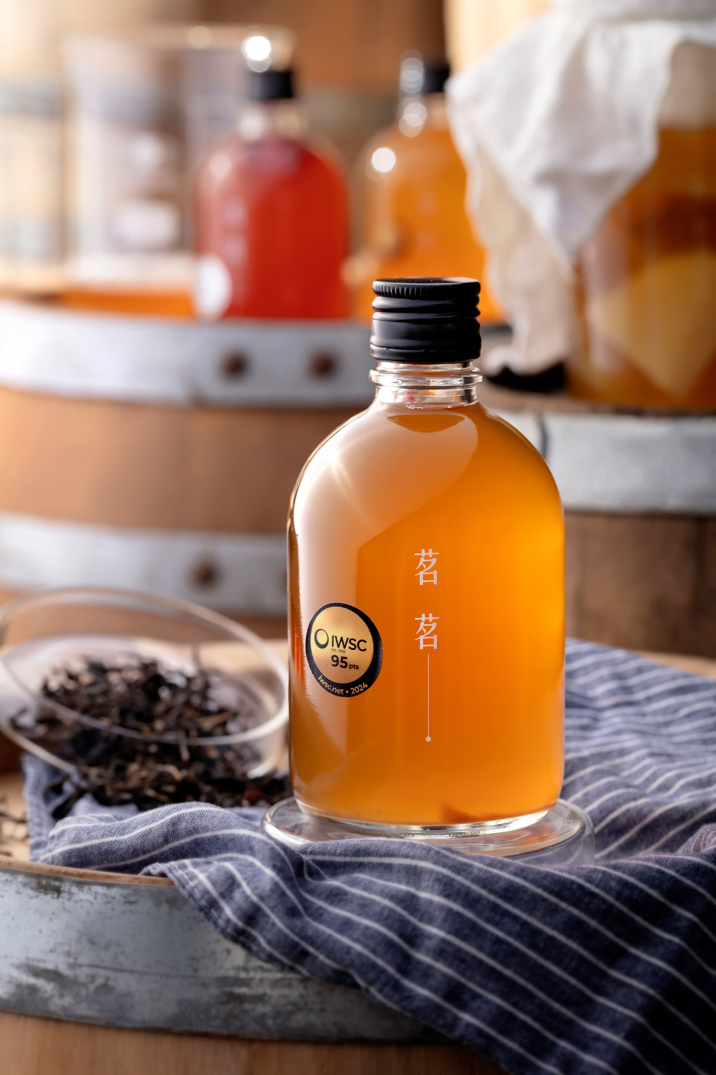 茗茗茶香檳的「桶陳康普」發酵時間長達1,000小時,剛開始一個月只能生產30瓶,風味複雜濃郁,還帶有純正的木桶氣息。(320元/瓶,茗茗茶香檳提供)