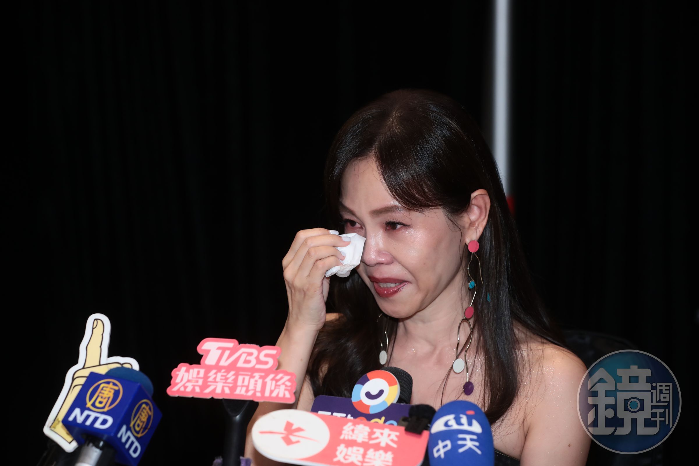 彭佳慧聊著肩負養兒育女的工作及出道30年的心酸，又哭了。