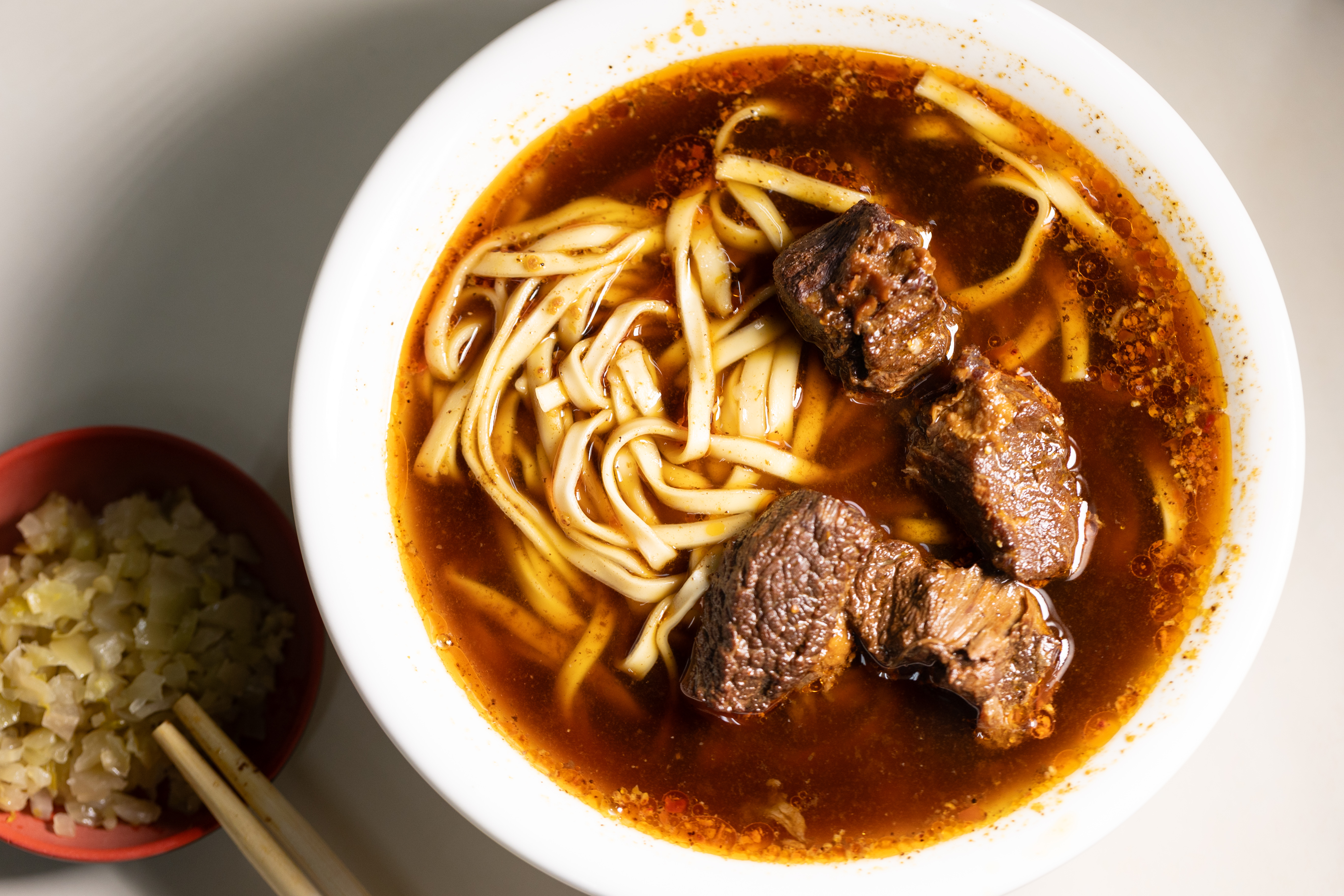 陳其邁版的「牛肉麵」，差別在於多了花椒提味。（110元／小碗）