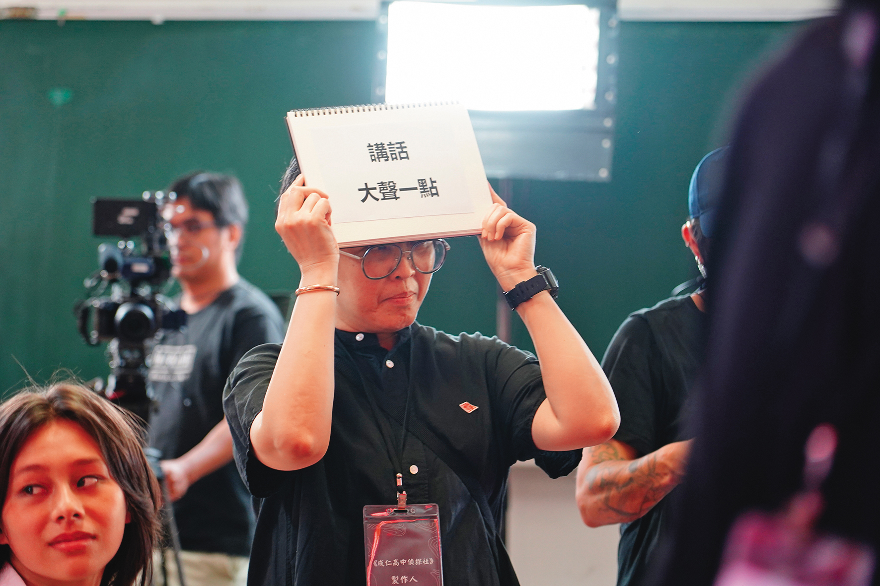 為順利錄影，黃琳容不論事前或錄影，都耐心提醒參賽者。（小公視提供）