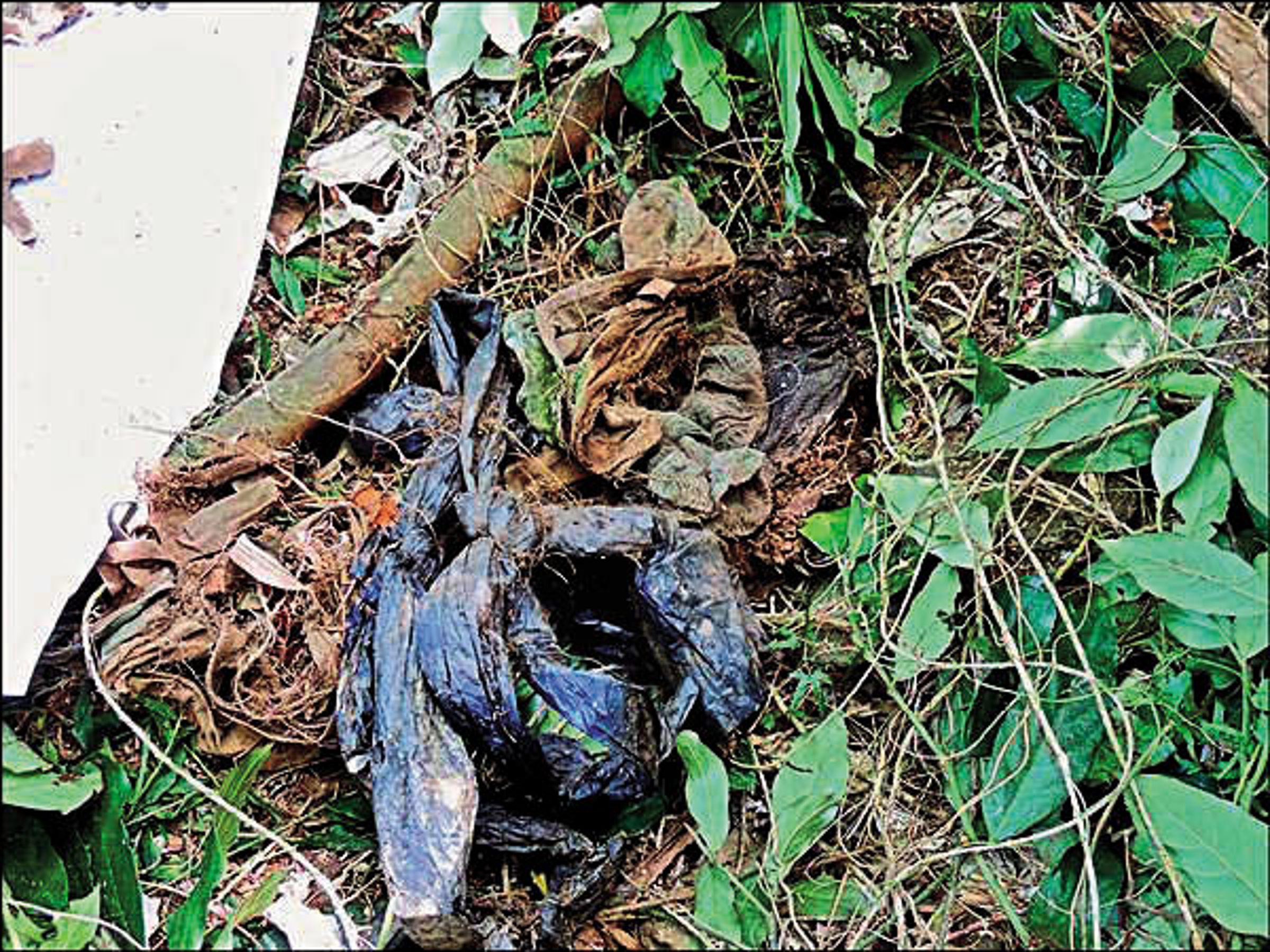 警方在陳屍現場發現以黑色垃圾袋綁成的繩結，懷疑劉、林自殺前曾以此綁在一起。 （翻攝畫面）