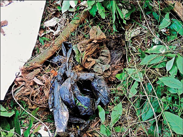 警方在陳屍現場發現以黑色垃圾袋綁成的繩結,懷疑劉、林自殺前曾以此綁在一起。 (翻攝畫面)