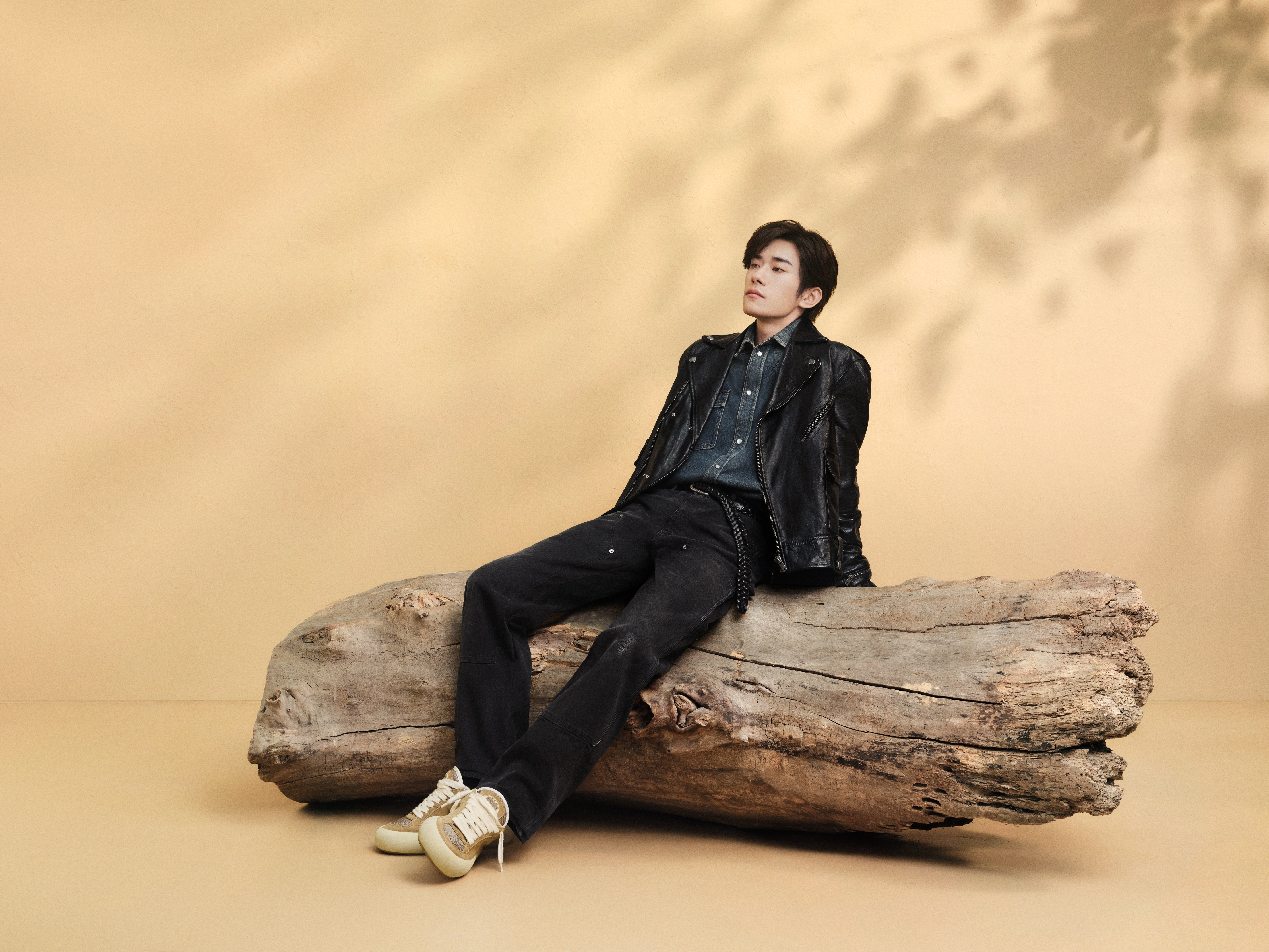 Golden Goose品牌全球代言人易烊千璽演繹全新Space-Star Cube系列形象大片，彰顯90年代復古美學。（Golden Goose提供）