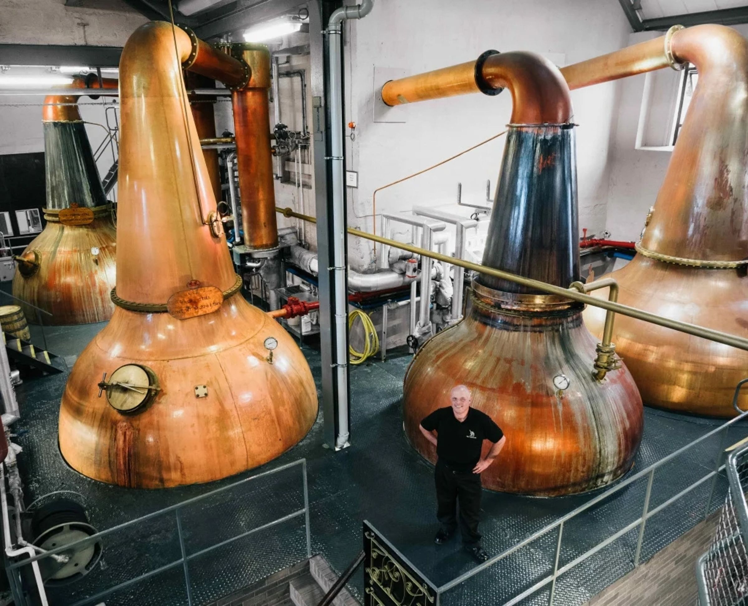蘇格蘭單一麥芽威士忌使用的銅製壺式蒸餾器（Pot Still），是威士忌酒迷們最熟悉的製程場景。

