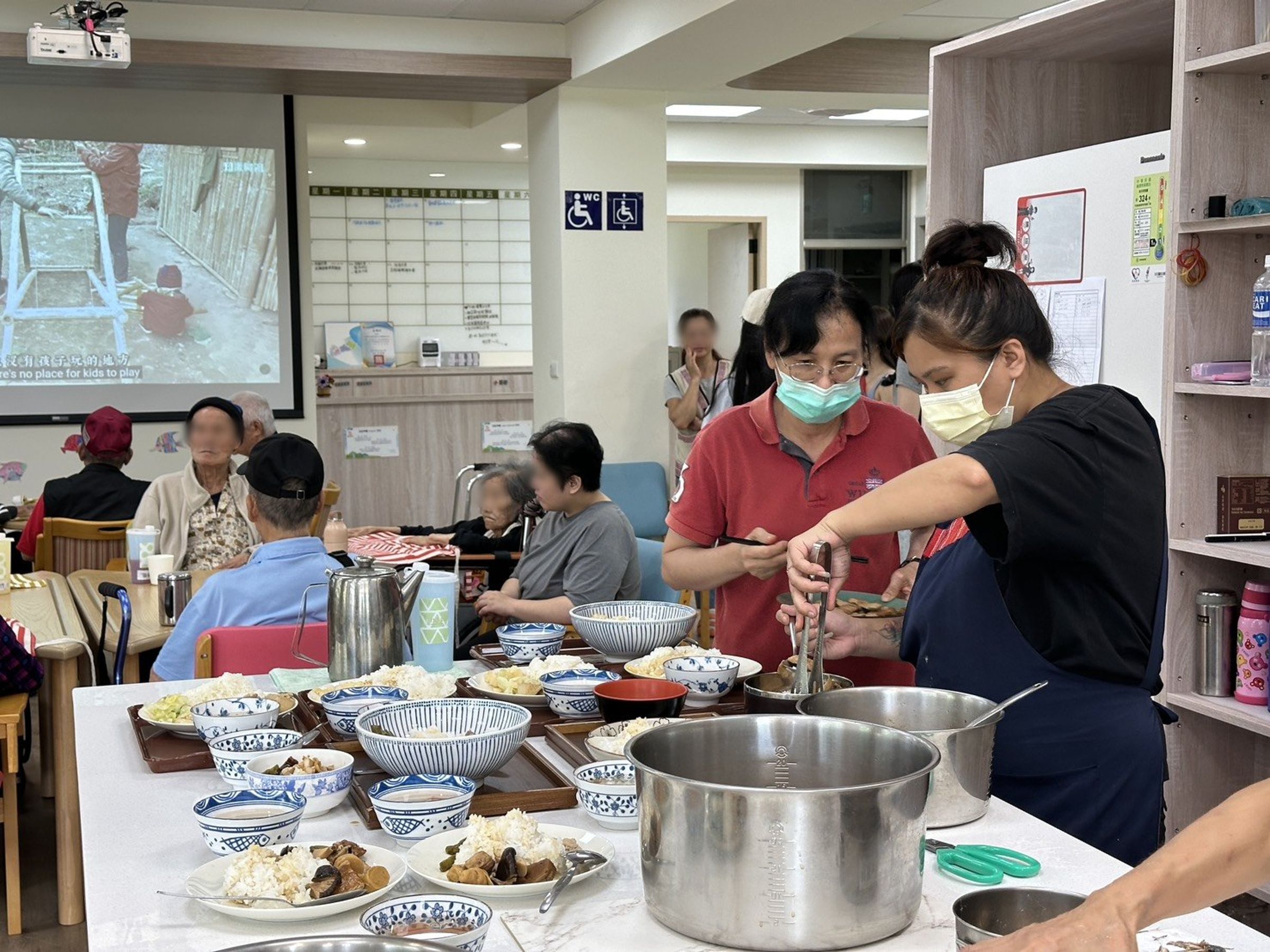 伯拉罕的日照中心由在地照服員服務,每日為長者備食與帶領活動,提供日常陪伴。(信義房屋提供)