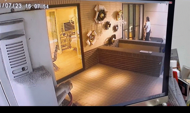 法漾診所入口監視器清晰紀錄黃慧娟進入診所時間為16:07，在診所近2個小時約18時休克，未行療程難認合理。（黃慧娟家屬提供）