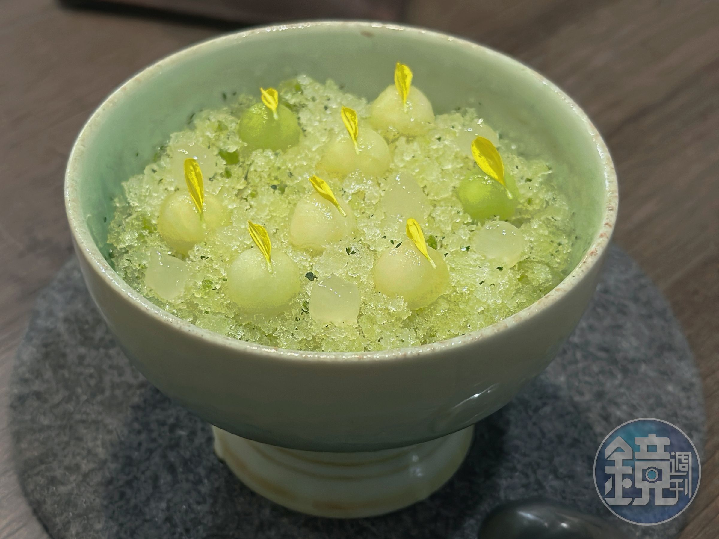 「-5℃瓜果／白乳酪／佛手柑」有著台式刨冰的顆粒感，能一次嘗到冬瓜、苦瓜、香瓜三種風味。