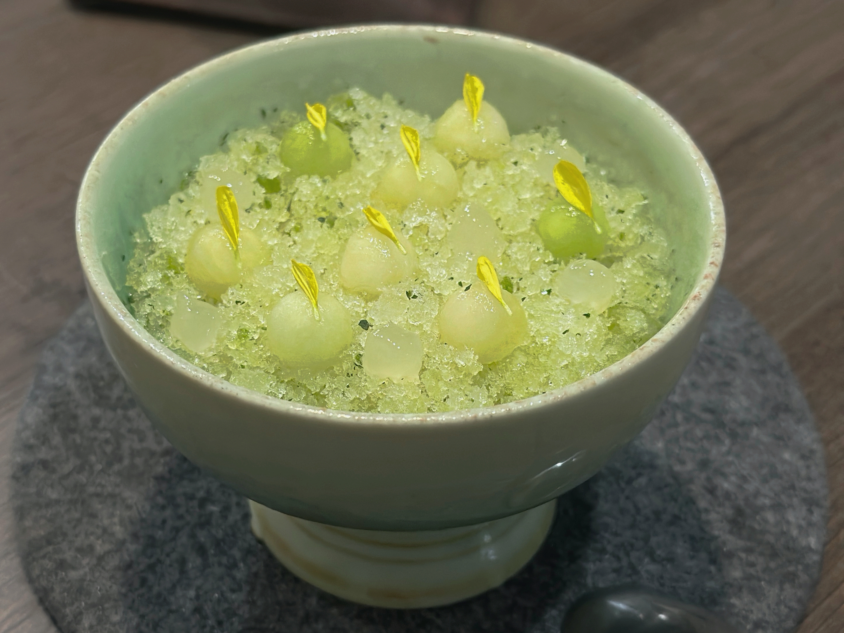 「-5℃瓜果／白乳酪／佛手柑」有著台式刨冰的顆粒感，能一次嘗到冬瓜、苦瓜、香瓜三種風味。