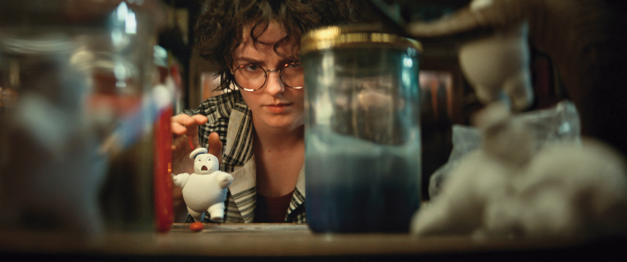 史賓格勒一家回到紐約消防局，希望從最高機密的研究室，研發出更先進的抓鬼技術。（索尼提供）