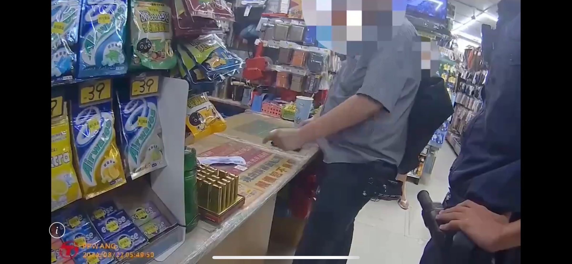 警方到場制止陳男,但陳男不甘心購物遭拒持續咆哮,被依法送辦。(翻攝畫面)
