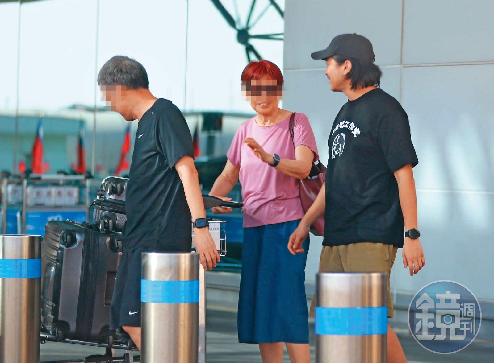 楊銘威（右）獨自到機場接回國的爸爸和親戚