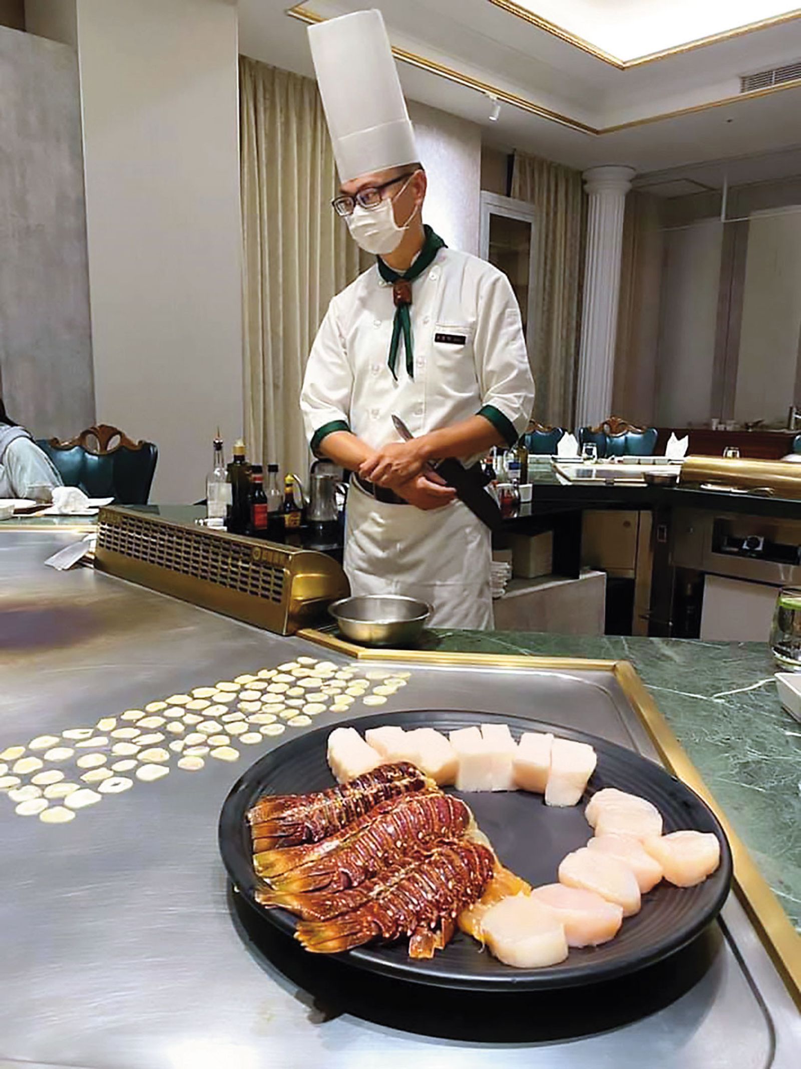 葉仁豪喜歡炫耀高檔餐食。（翻攝葉仁豪臉書）