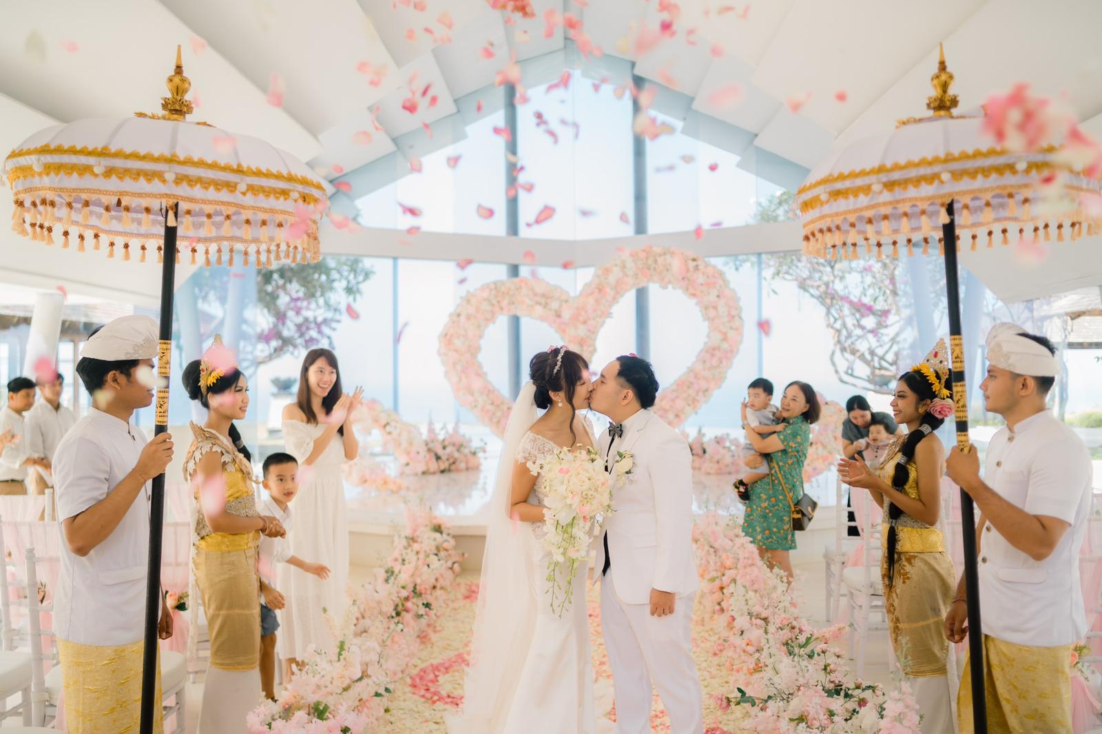 李宓在5親友見證下於峇里島補辦婚禮。（李宓提供）