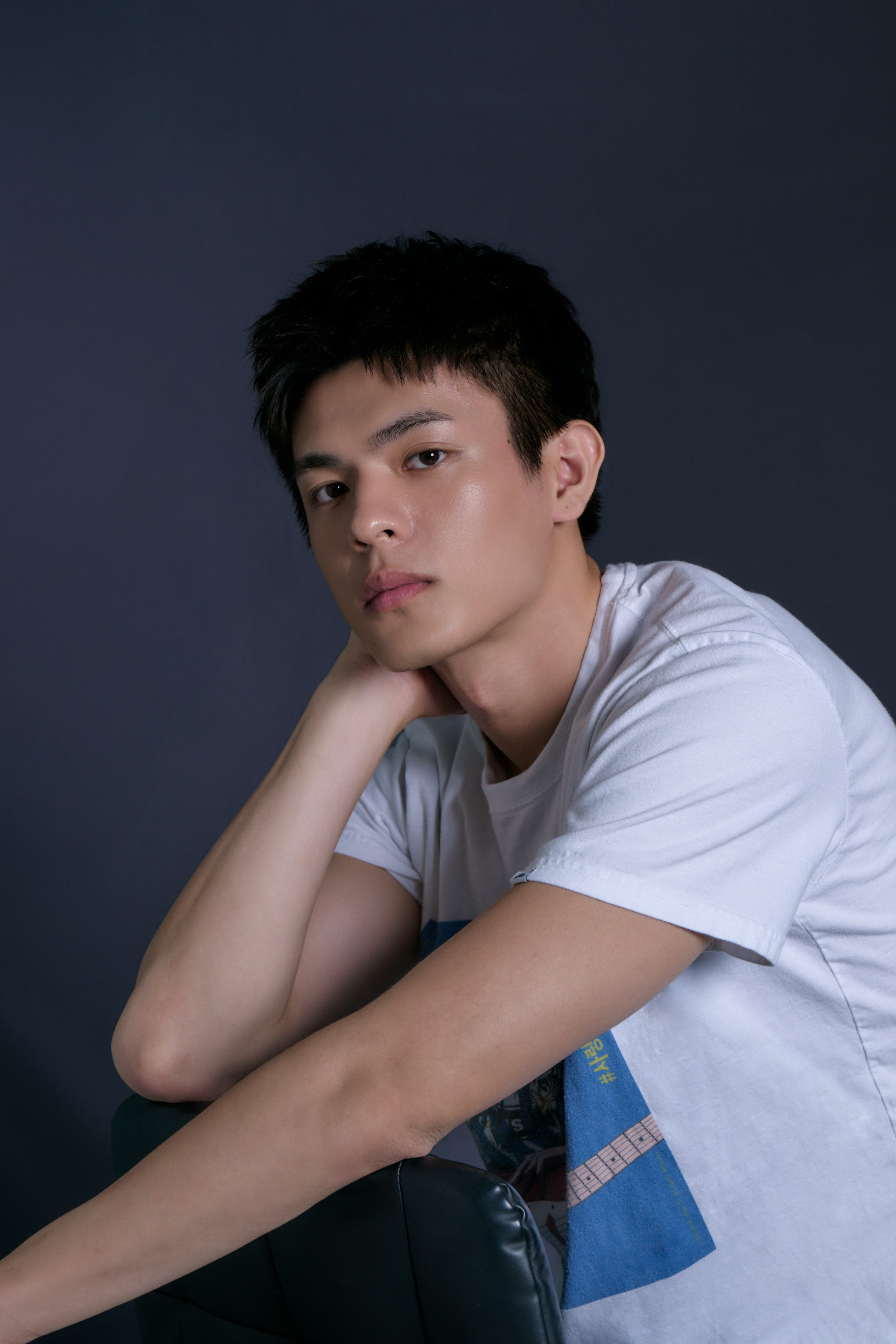 邱以太接演華語版《我們的藍調時光》面對許多「教科書級演技」前輩，心情興奮。（群星瑞智）