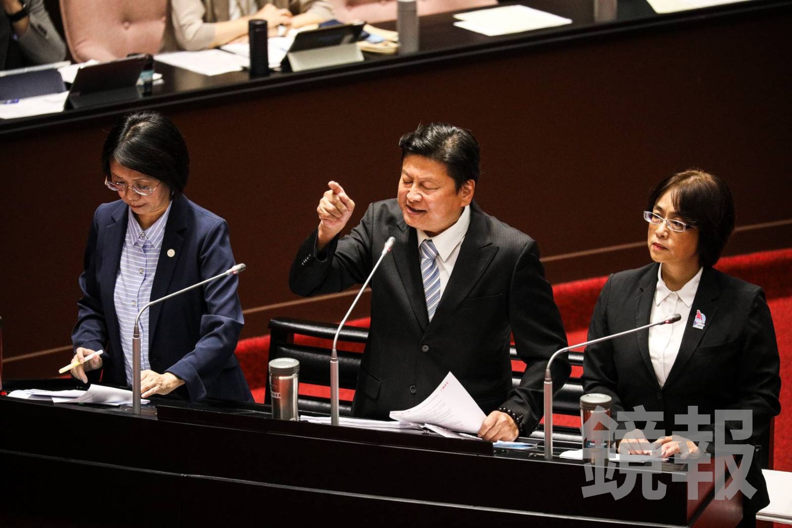 傅崐萁7日在院會質詢卓榮泰時不斷跳針狂問疏散計畫，一再強調責任在中央。（圖／鏡報鄒保祥）